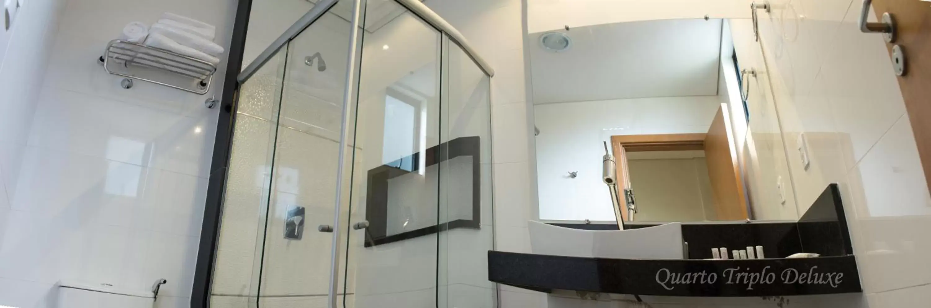 Deluxe Triple Room in Minas Platinum Hotel & Convention Deluxe Triple Room in Minas Platinum Hotel & Convention