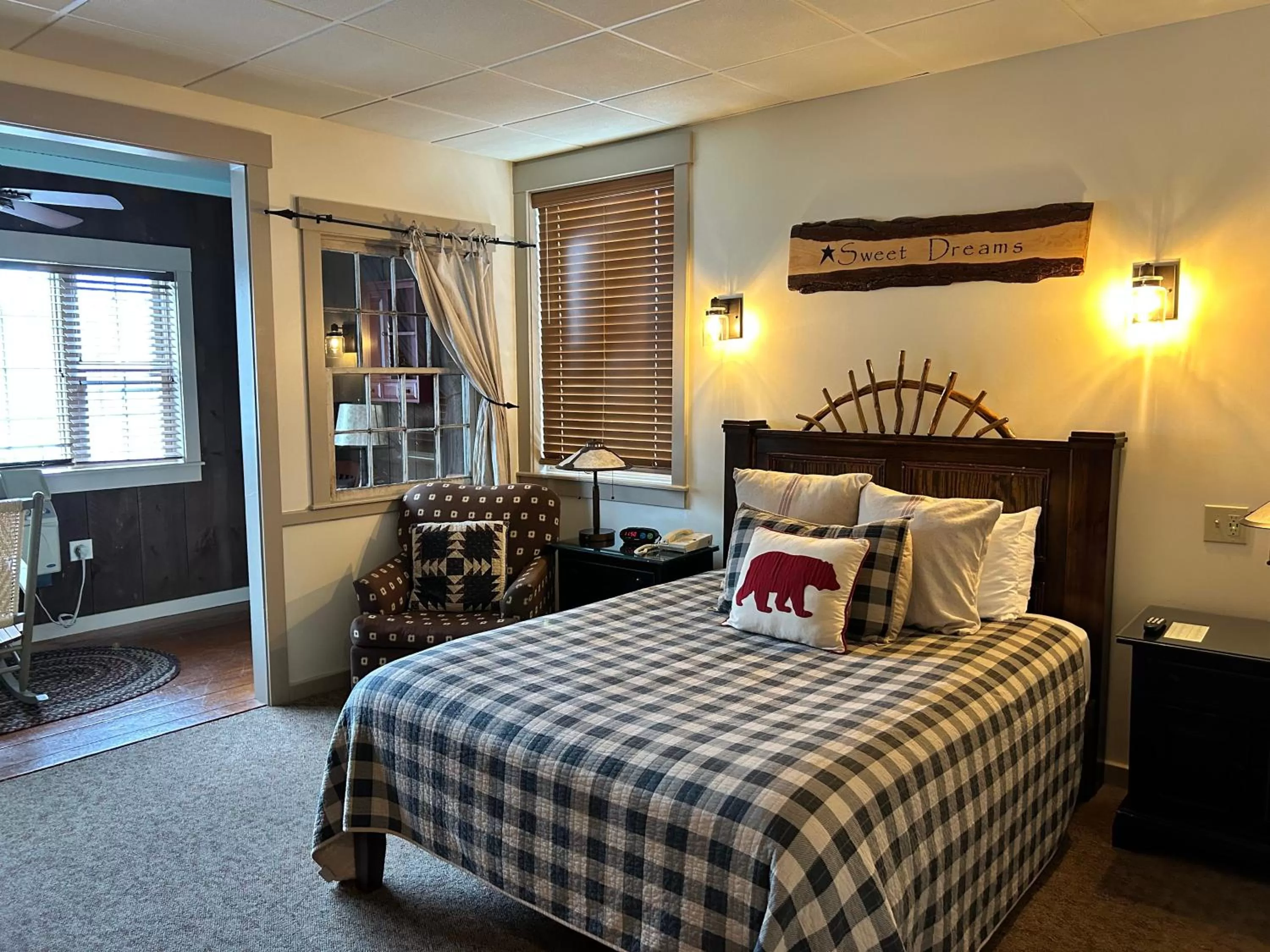 Bed in The Common Man Inn, Spa & Lodge