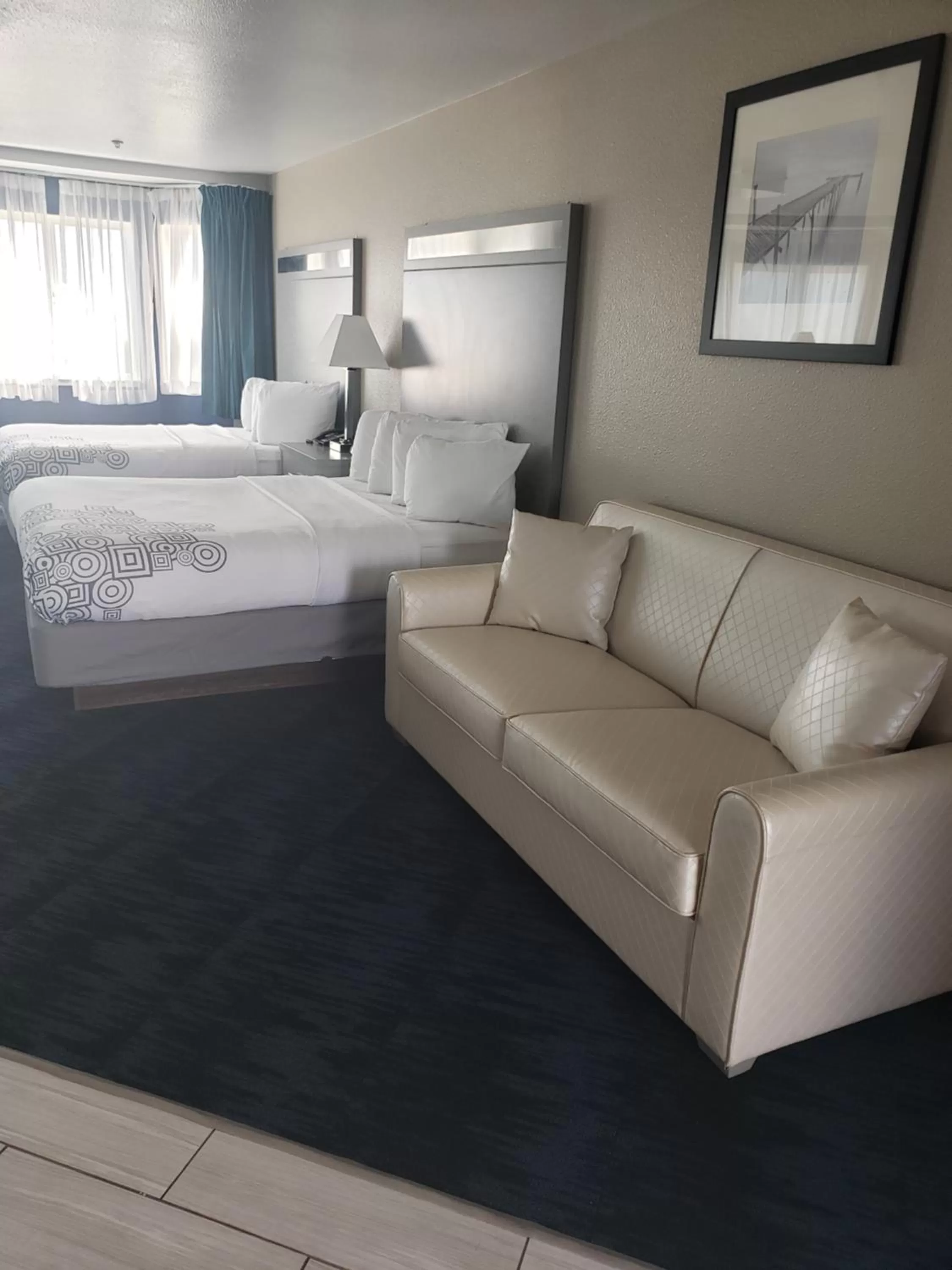 Seating area, Bed in Anchor Beach Inn