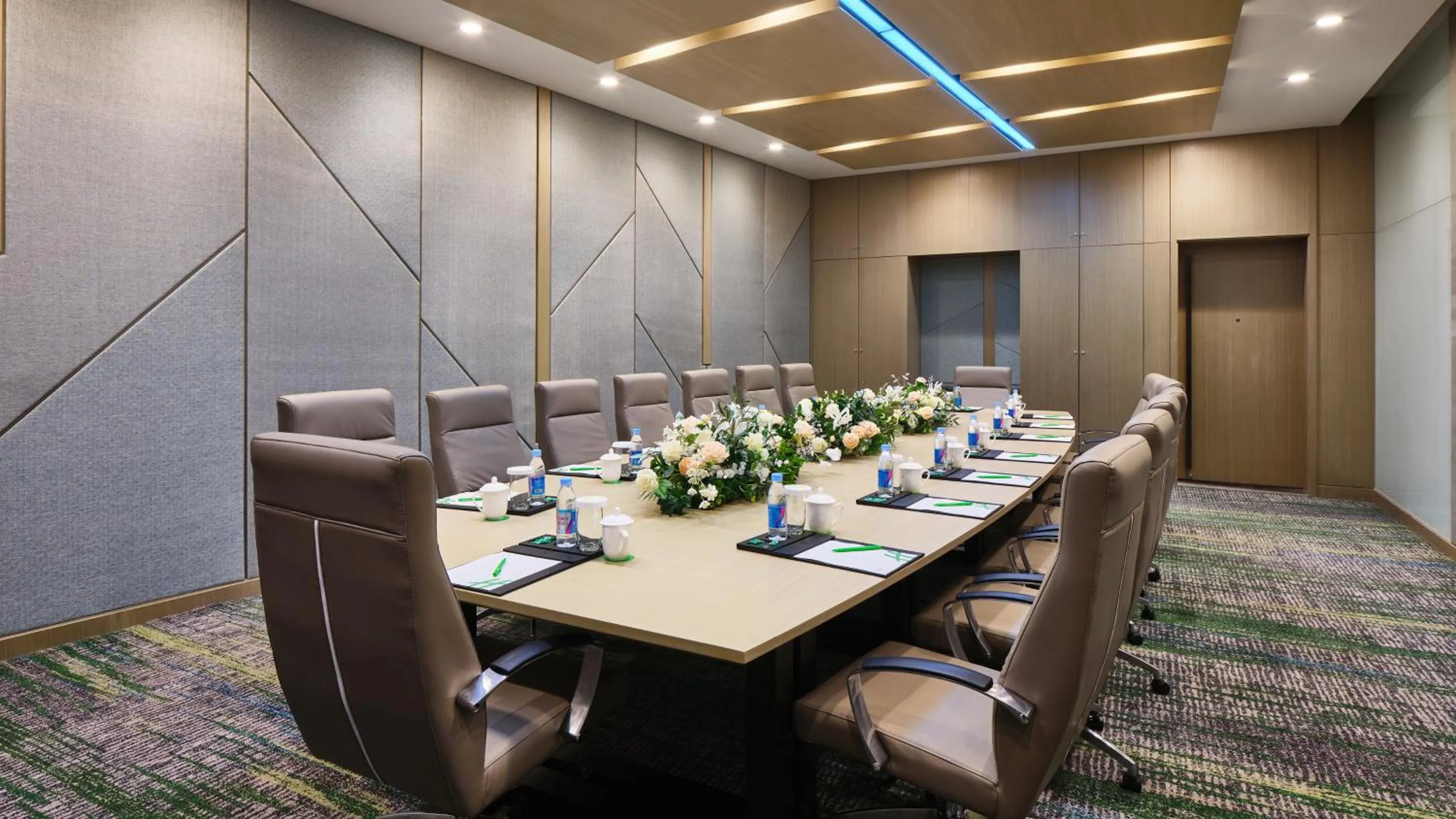 Meeting/conference room in Holiday Inn Xining Hot-Spring by IHG