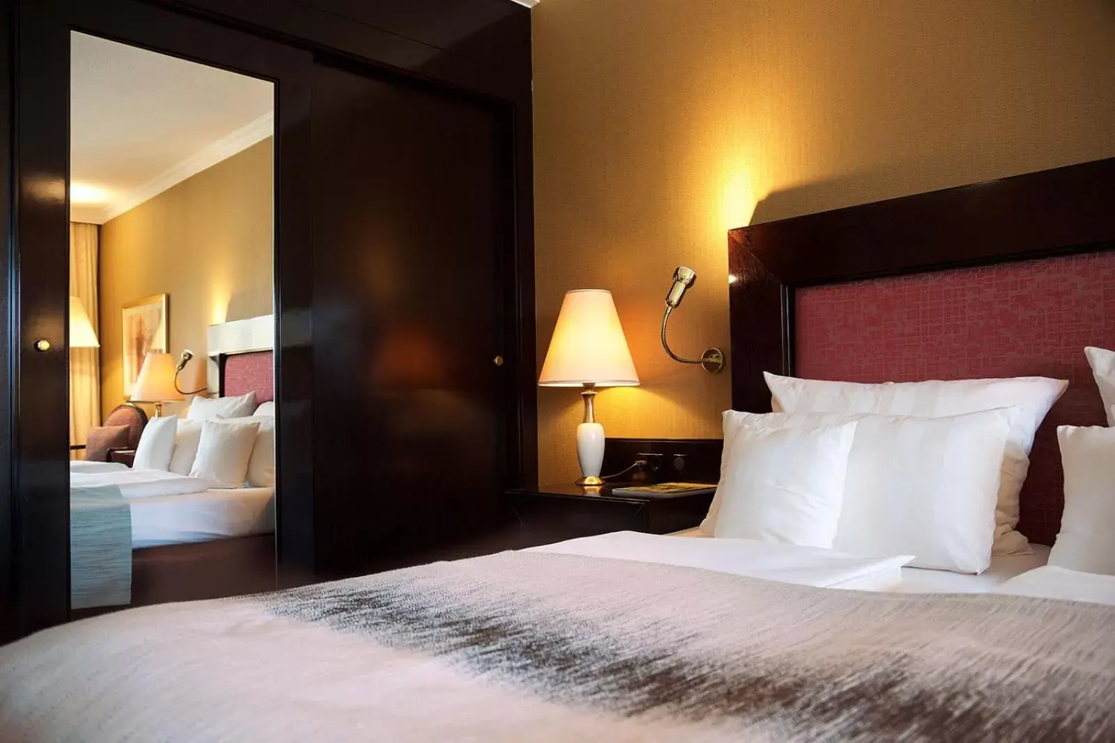 Deluxe Double Room in Steigenberger Hotel Der Sonnenhof Deluxe Double Room in Steigenberger Hotel Der Sonnenhof