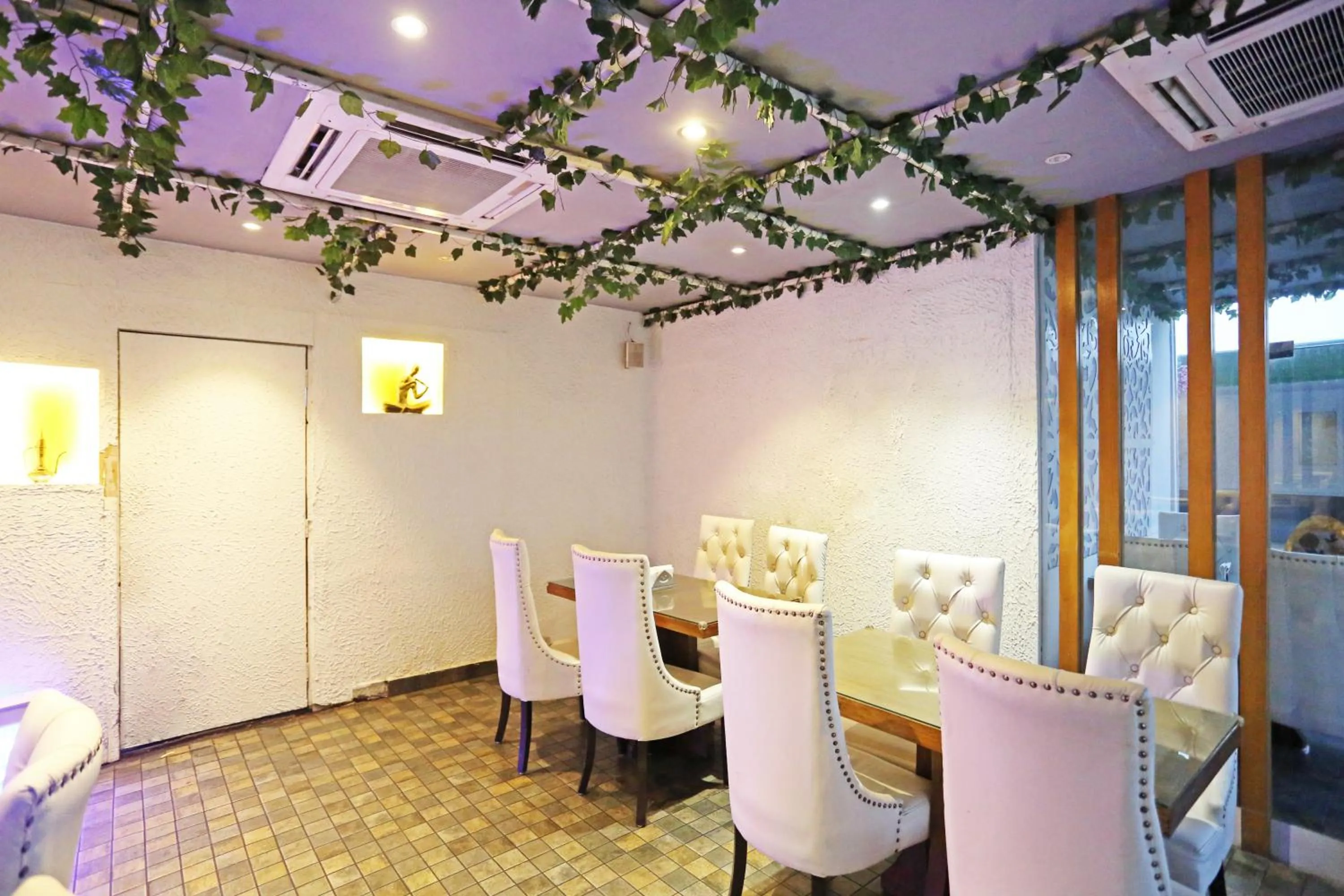 Restaurant/places to eat in JRD Luxury-Business Hotel