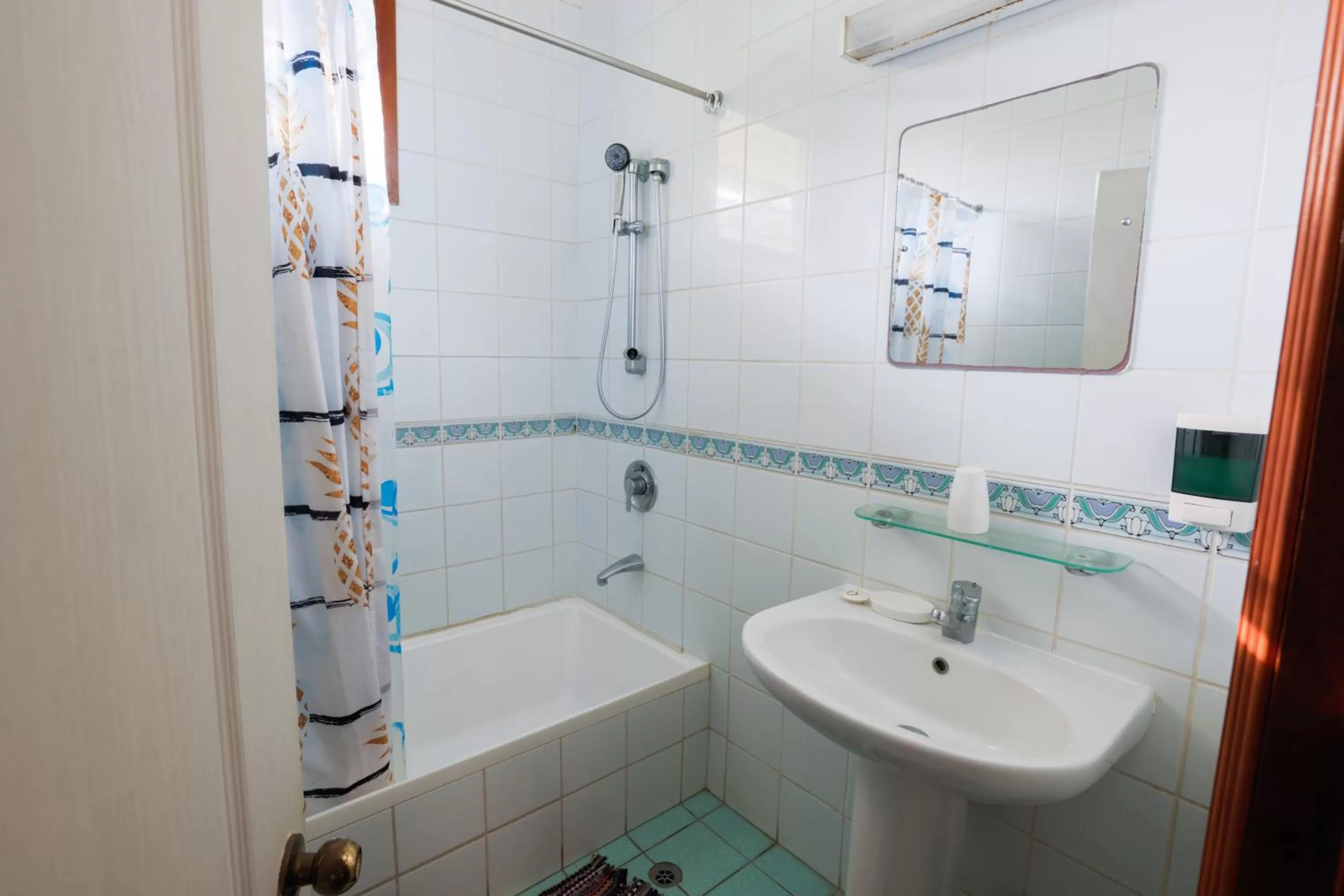 Shower, Bathroom in Lynn's Getaway Hotel