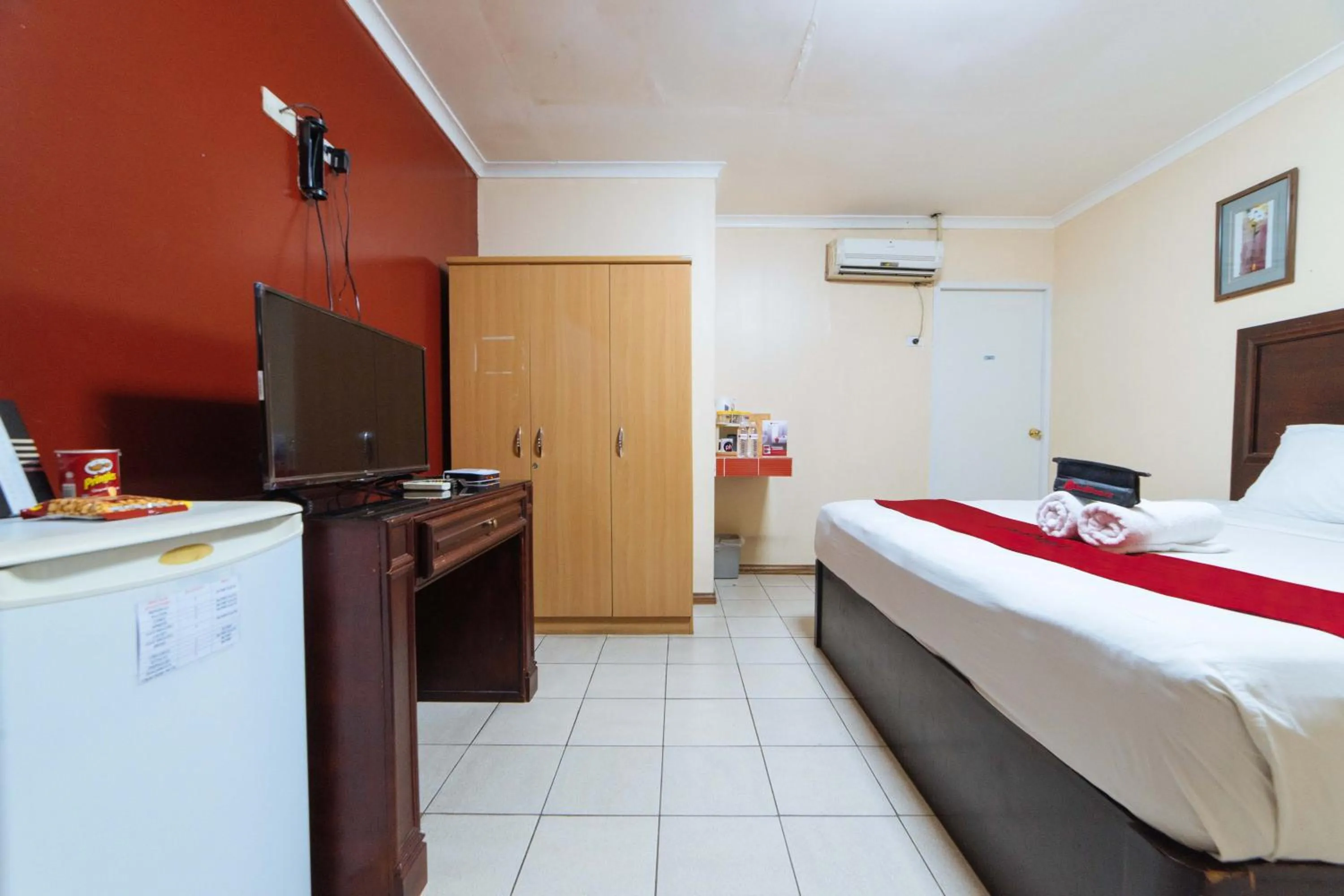 TV and multimedia, Bed in RedDoorz @ Clarkview 21st Street Angeles City