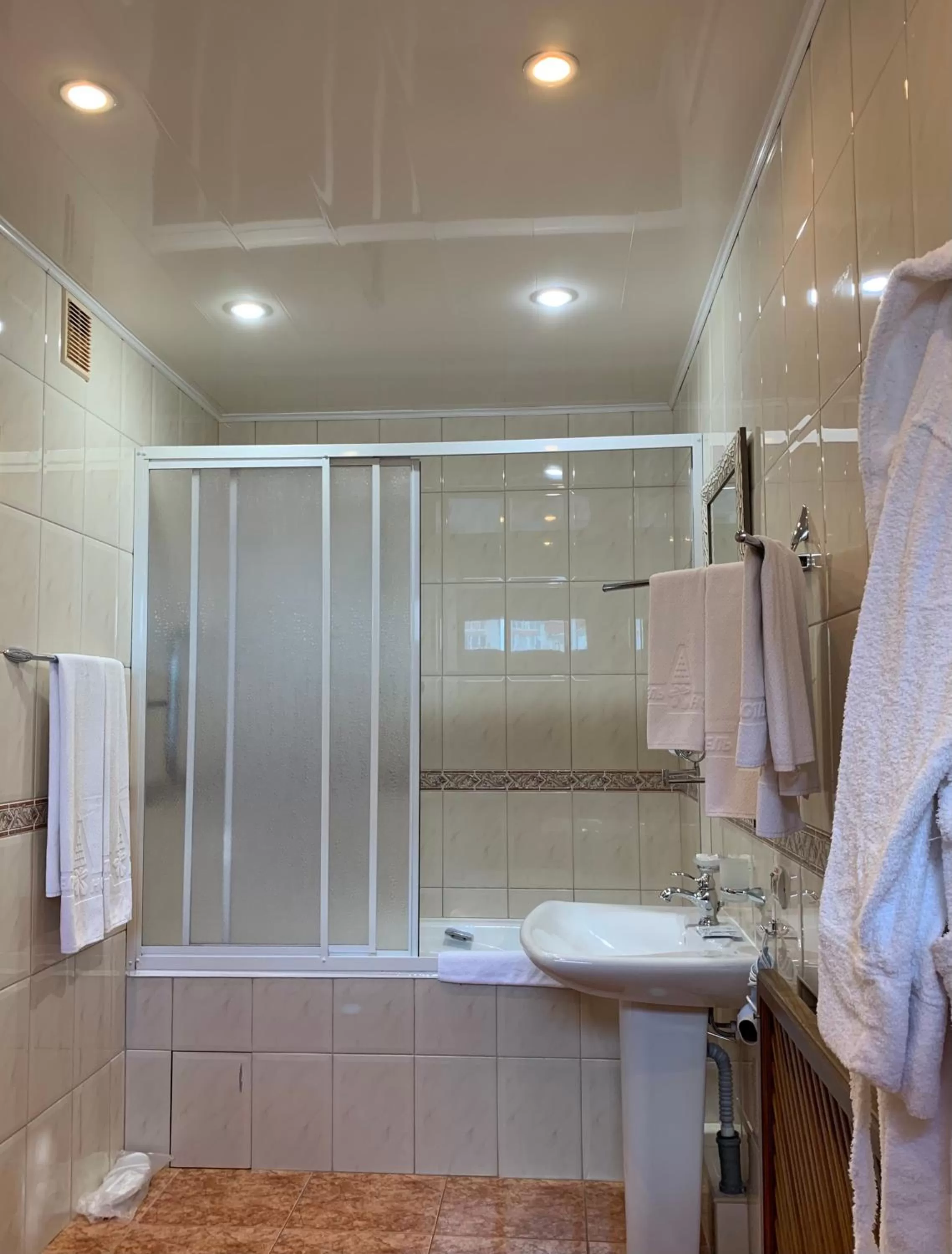 Bathroom in Hotel Prydesnyansky