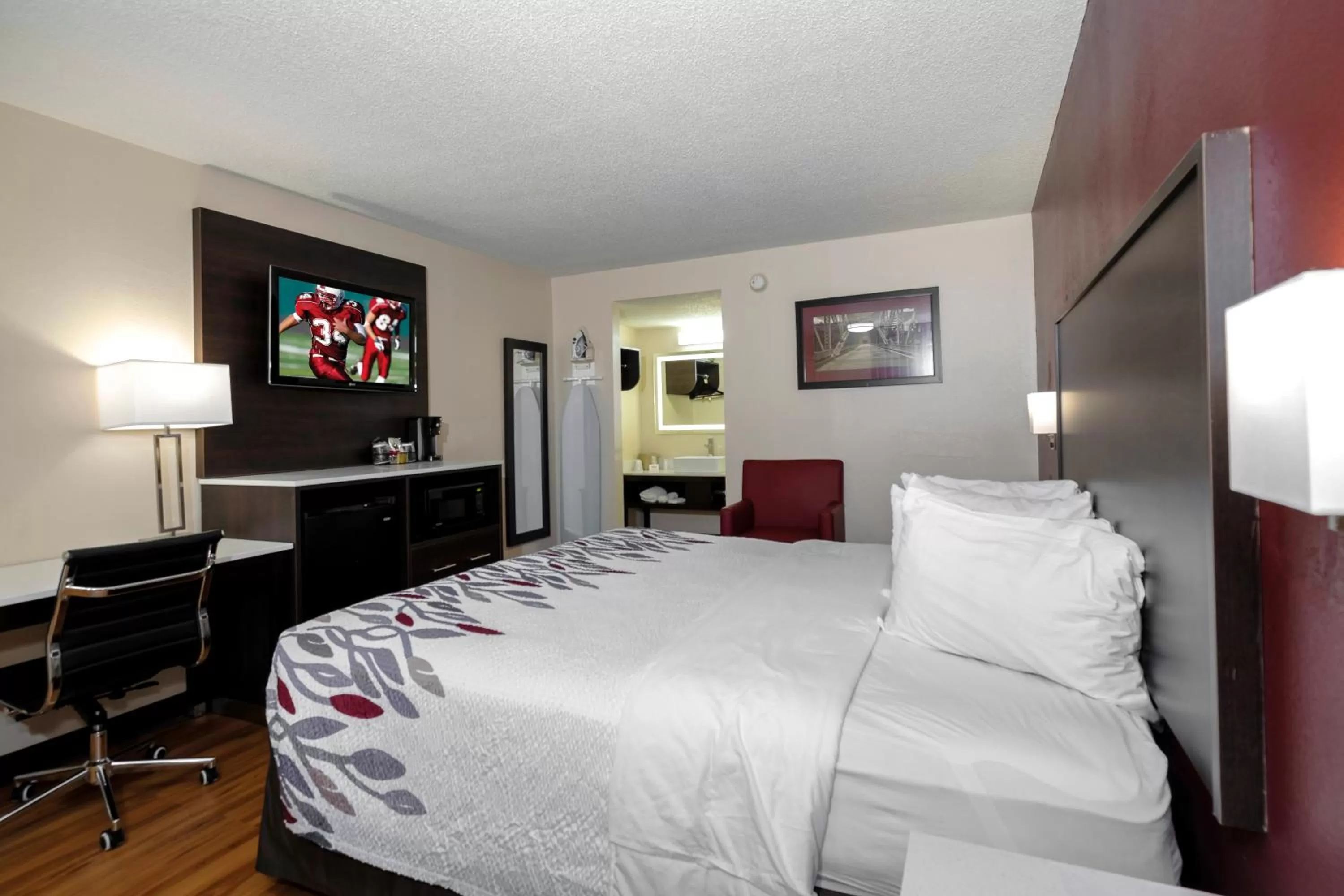 Photo of the whole room, Bed in Red Roof Inn Gadsden