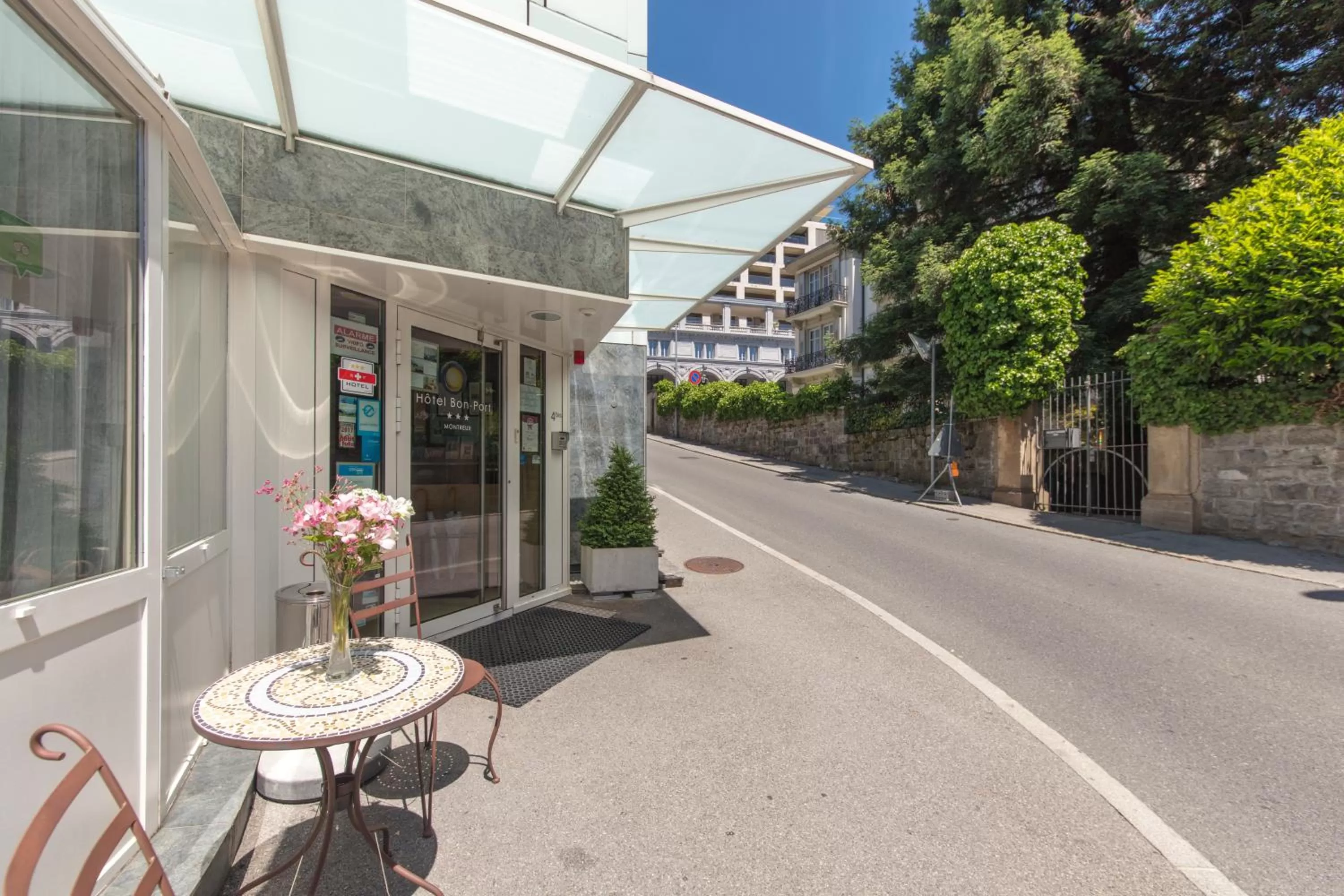 Facade/entrance in Bon Port