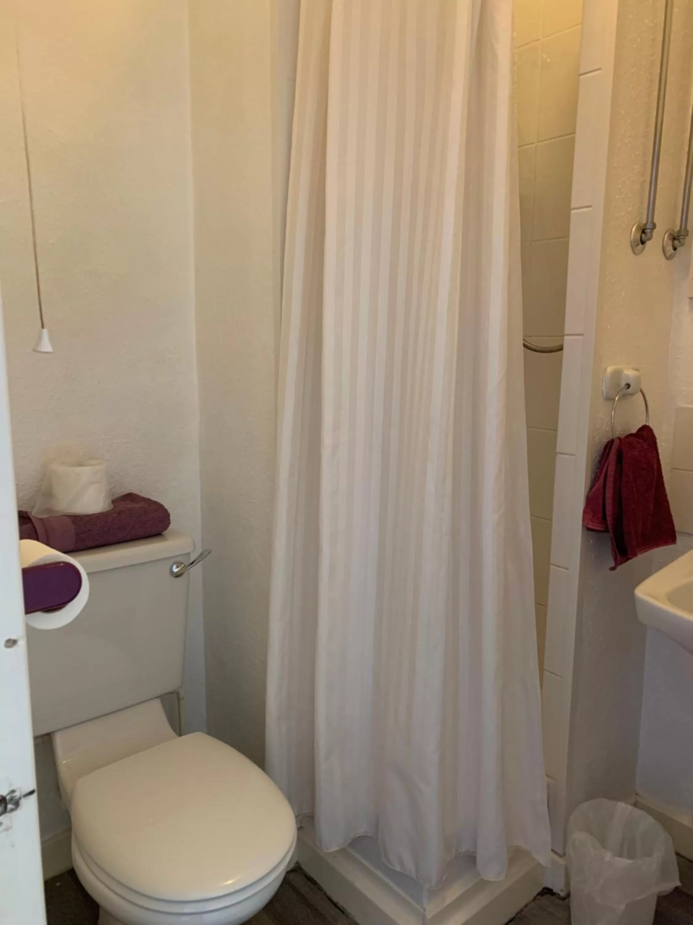 Bathroom in Alondra Hotel