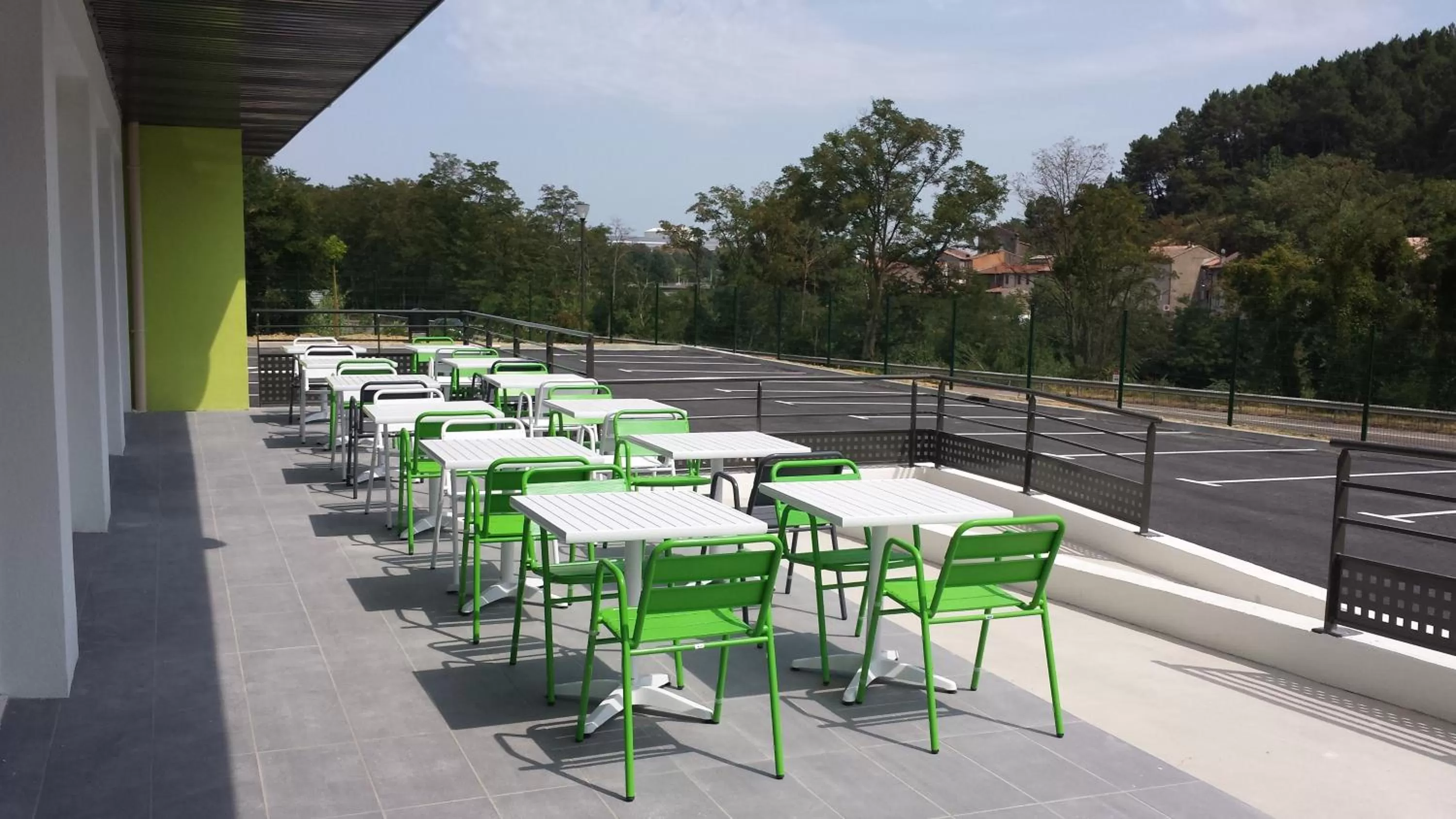 Patio in B&B HOTEL Alès - Pôle Mécanique