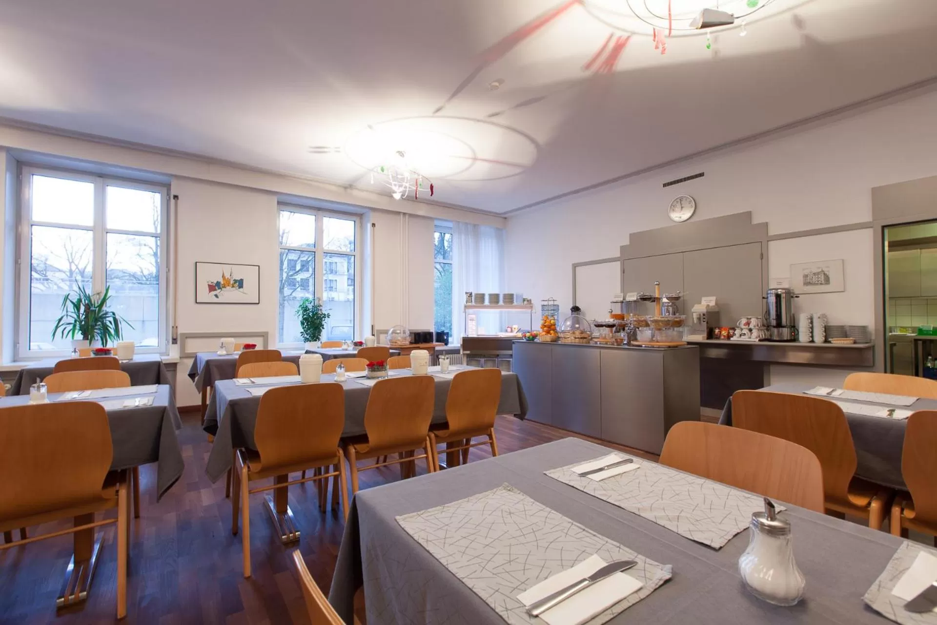 Restaurant/places to eat in Hotel Alpha