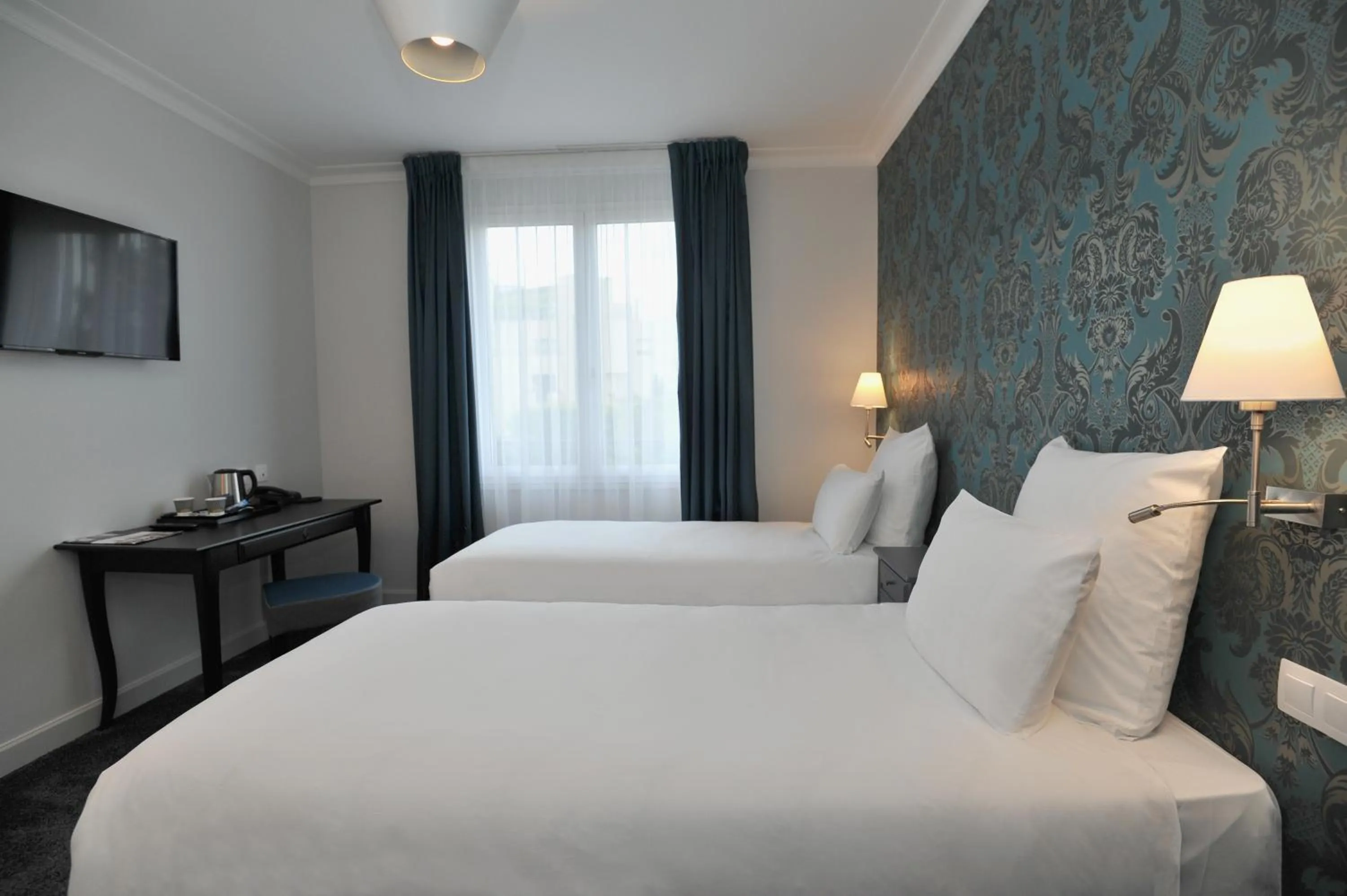 Bed in Mercure Paris Saint Cloud Hippodrome