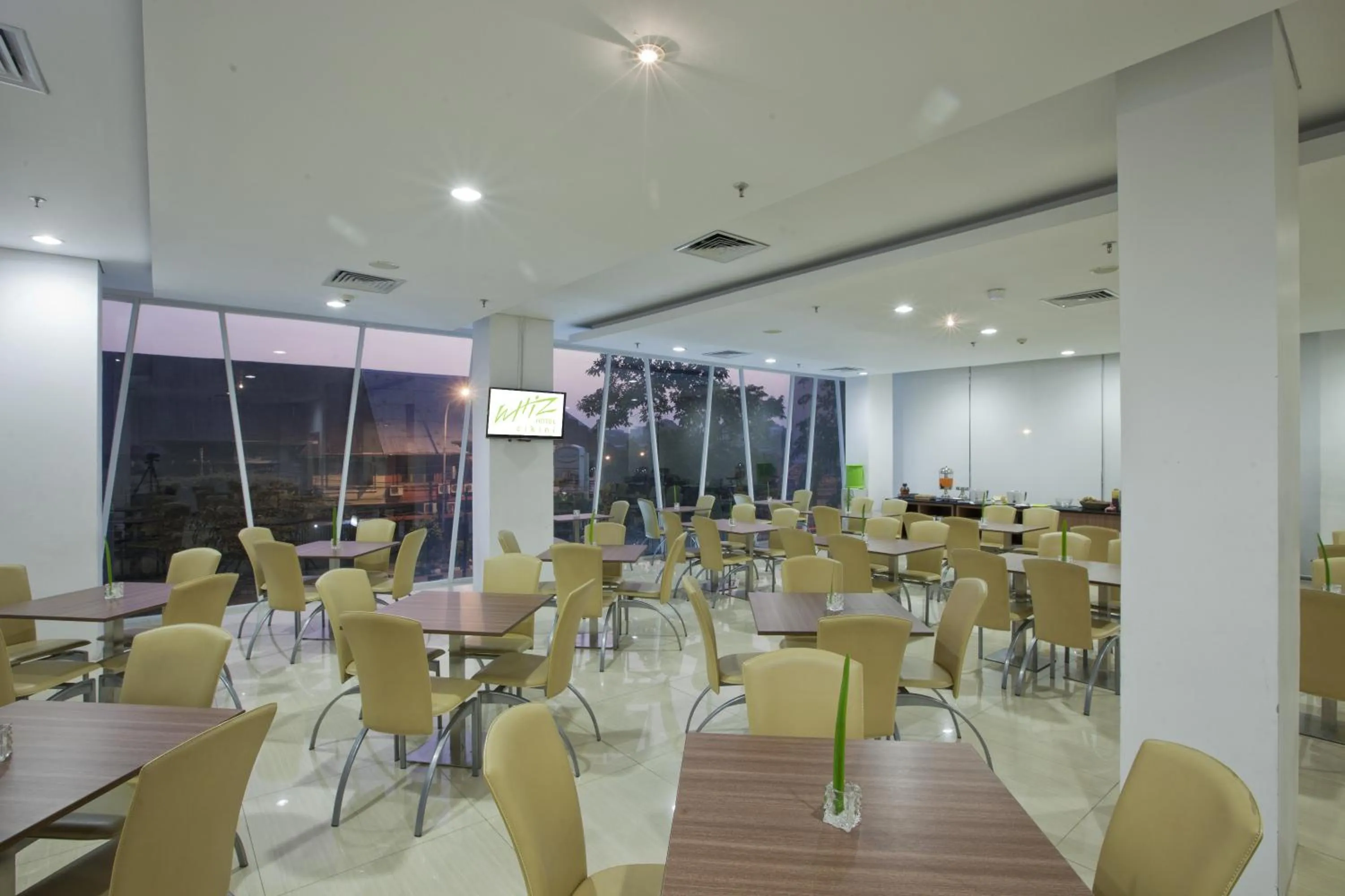 Restaurant/places to eat in Whiz Hotel Cikini Jakarta