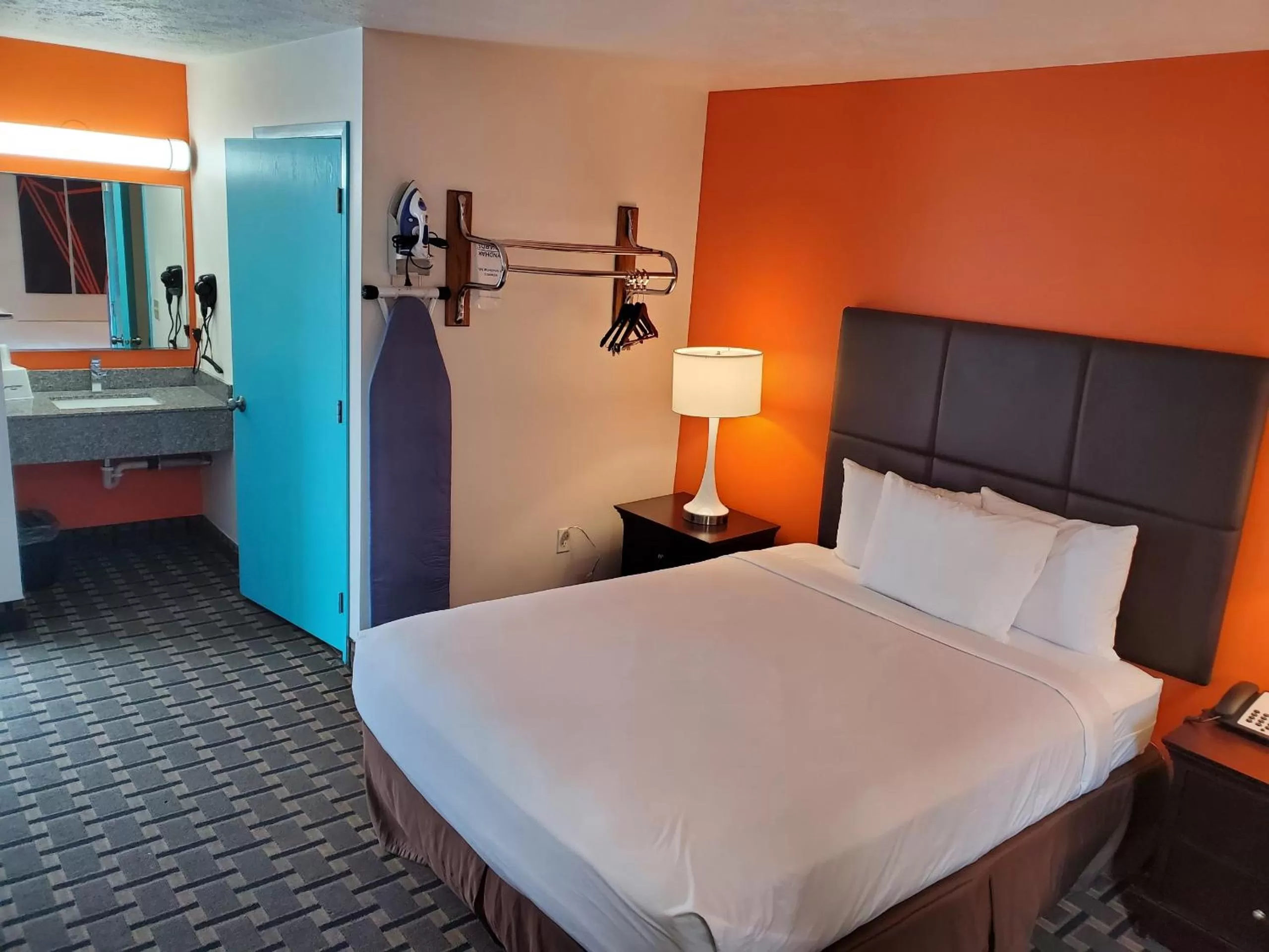 Photo of the whole room, Bed in Howard Johnson by Wyndham Spokane North