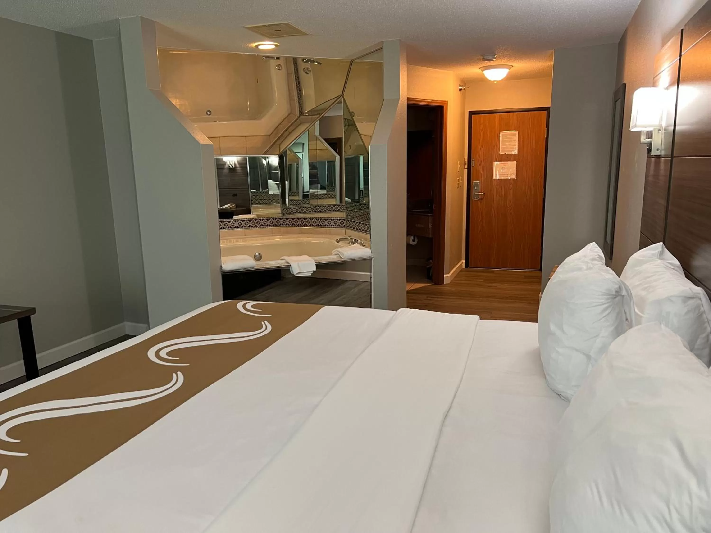 Bed in Quality Inn & Suites Red Wing