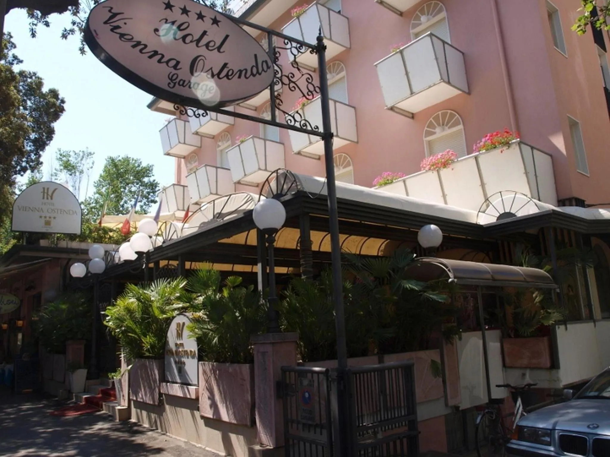 Facade/entrance in Hotel Vienna Ostenda e Ristorante il Danubio