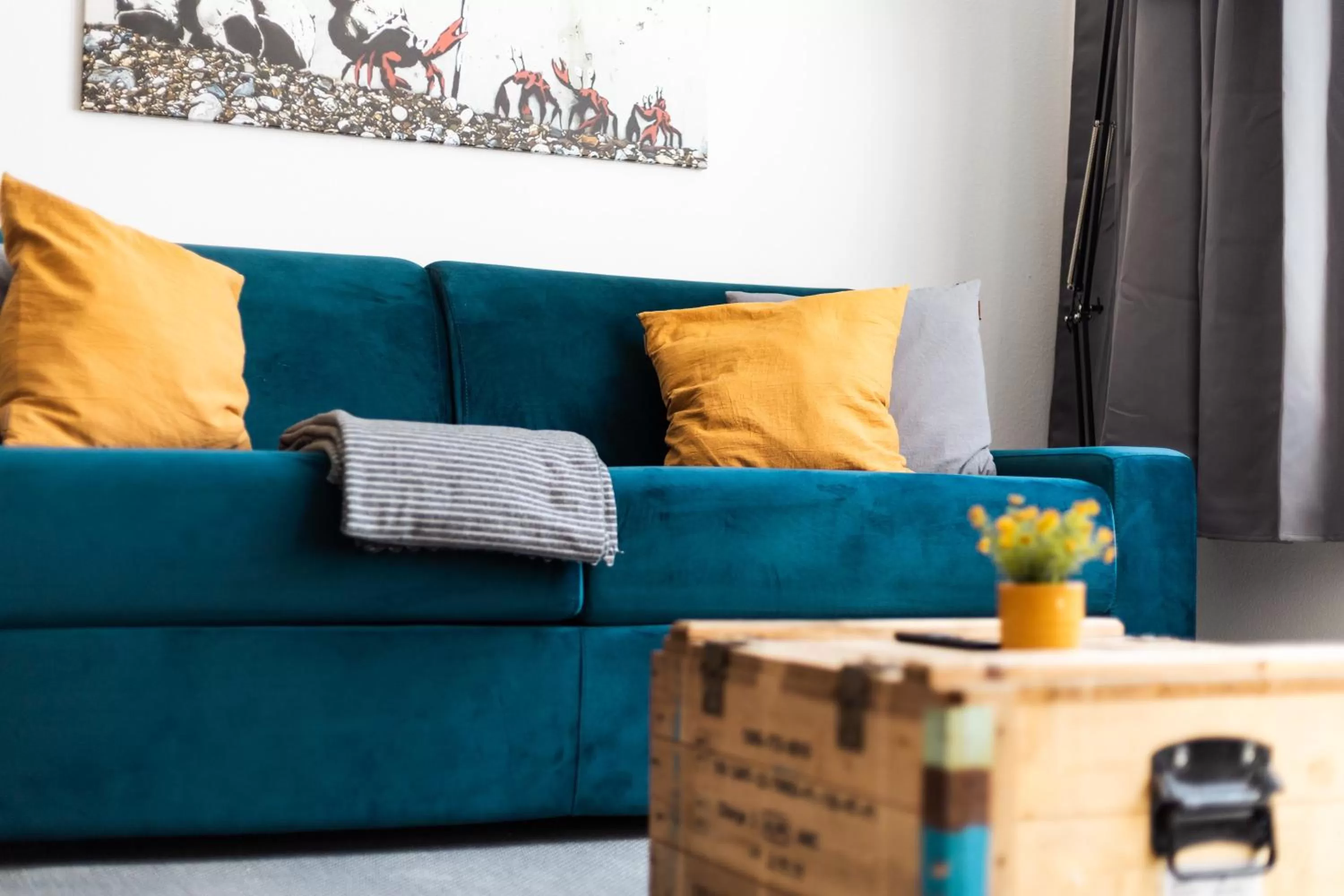 Living room, Seating Area in Ko-Living Space an der Oper - Street Art Design Apartments