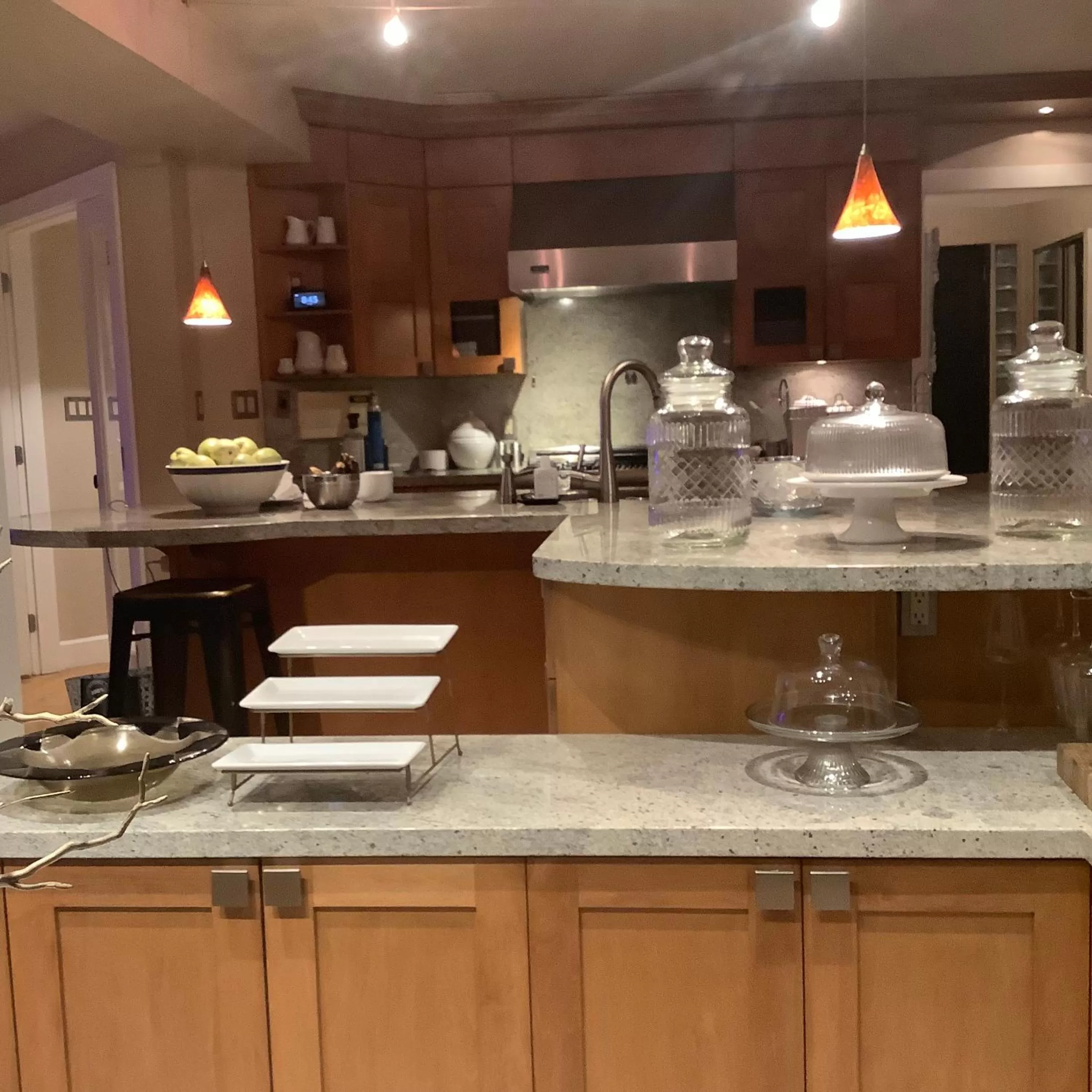 Kitchen or kitchenette, Restaurant/Places to Eat in Suite Smart Vancouver