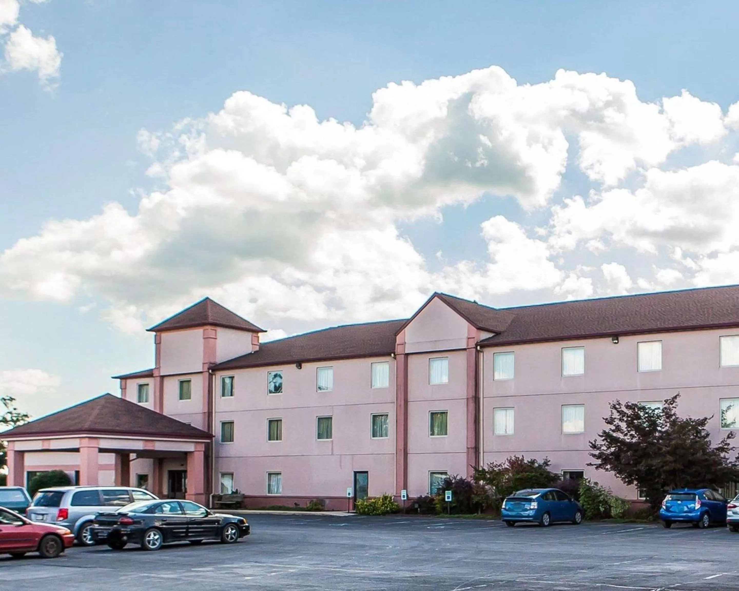 Property building in Quality Inn Midway
