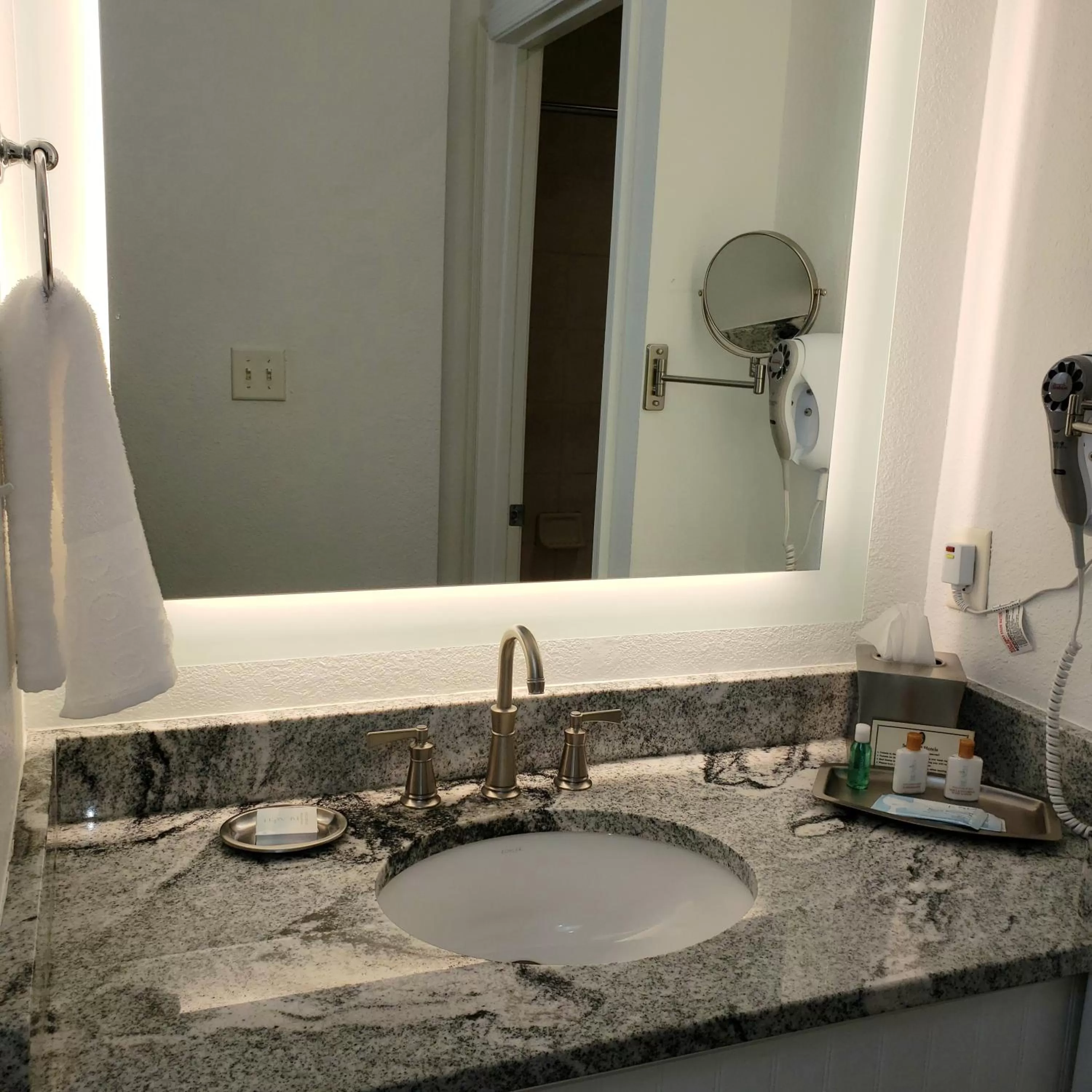 Bathroom in Avenue Inn & Spa