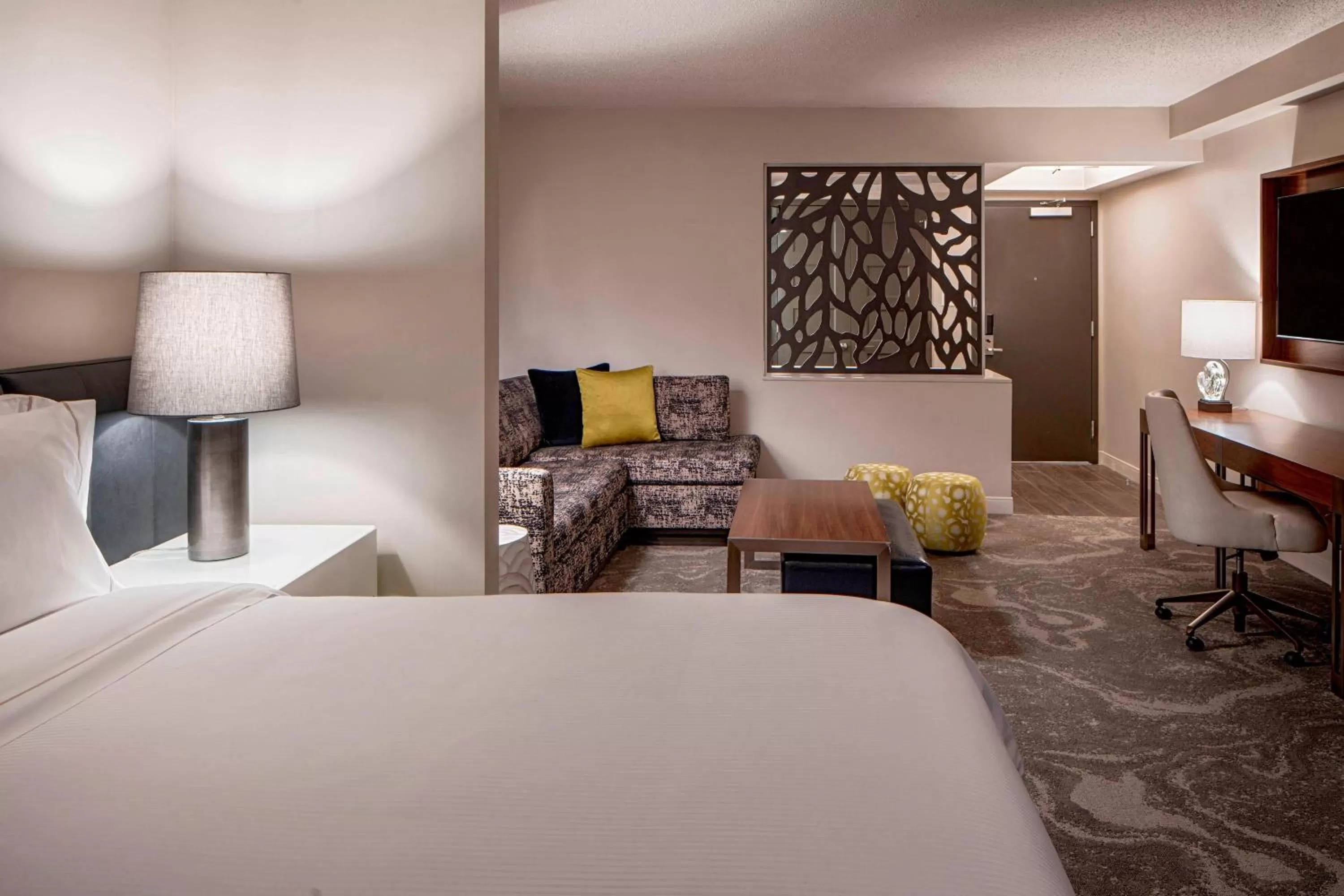 Photo of the whole room, Bed in The Westin Oaks Houston at the Galleria