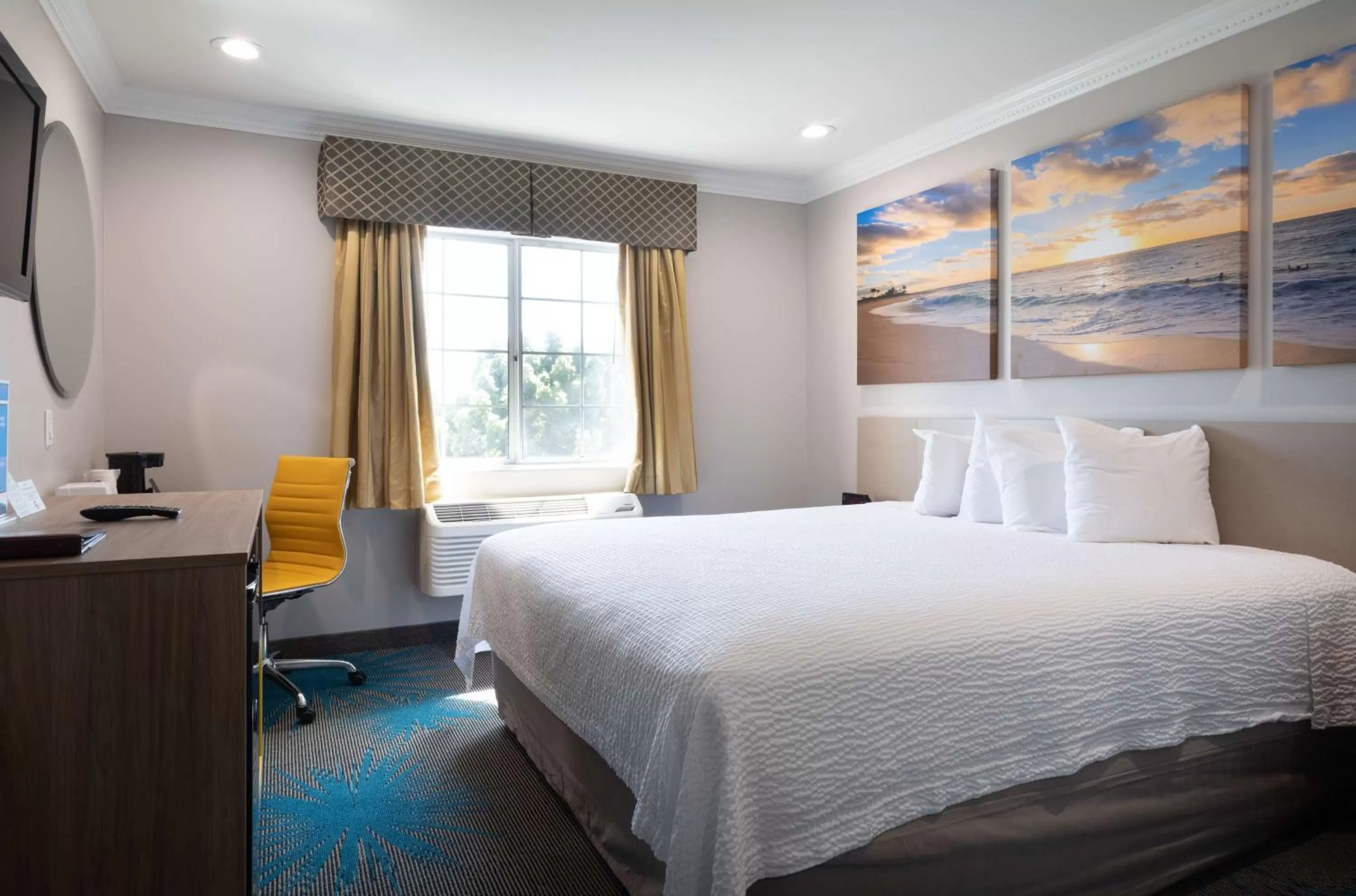 Bedroom, Bed in Days Inn by Wyndham Santa Monica