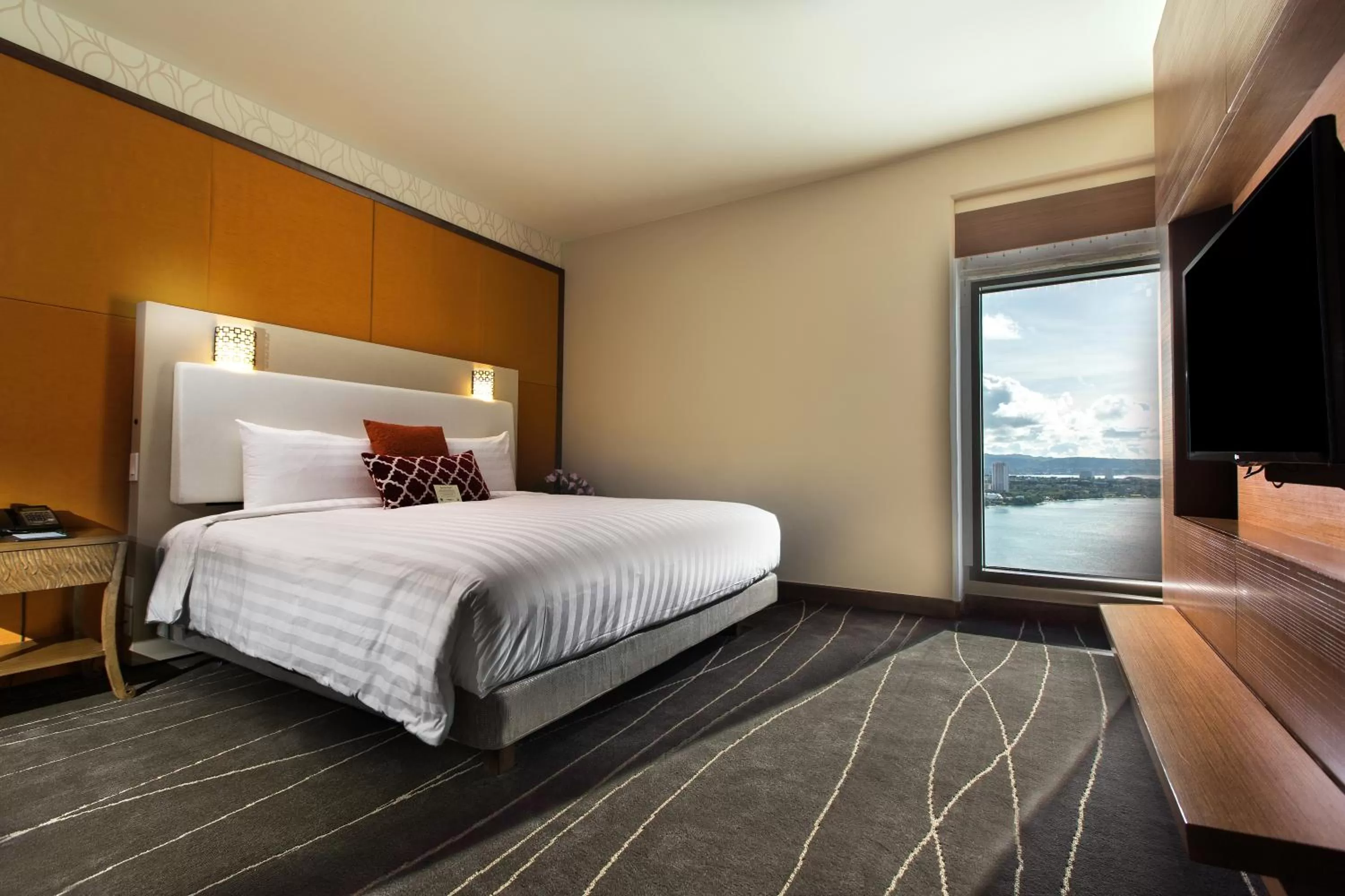 Bedroom, Bed in Dusit Thani Guam Resort