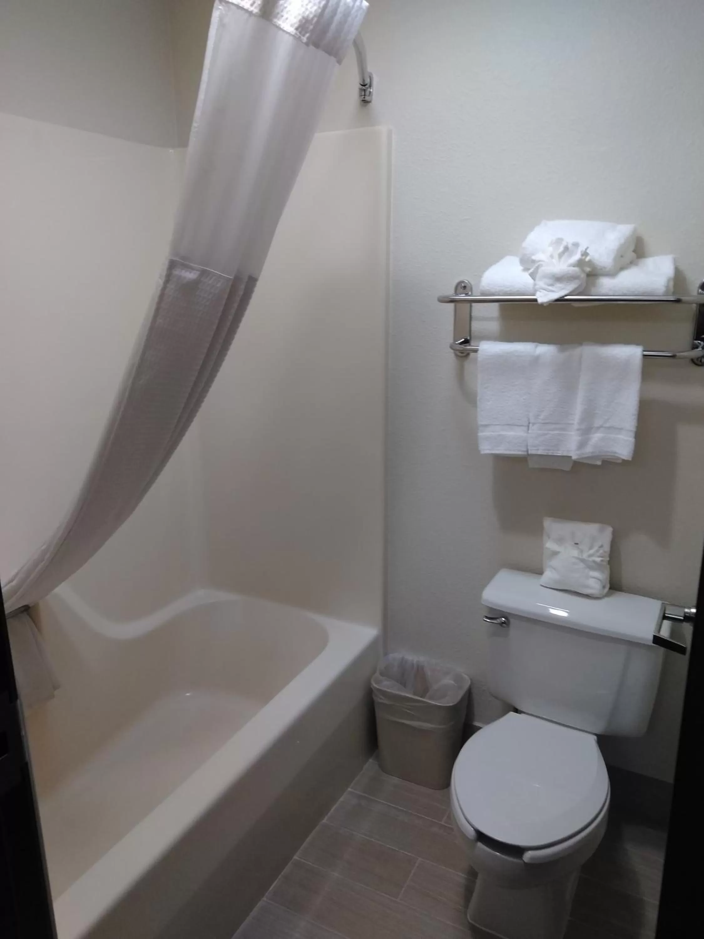 Bathroom in Quality Inn & Suites Mount Vernon