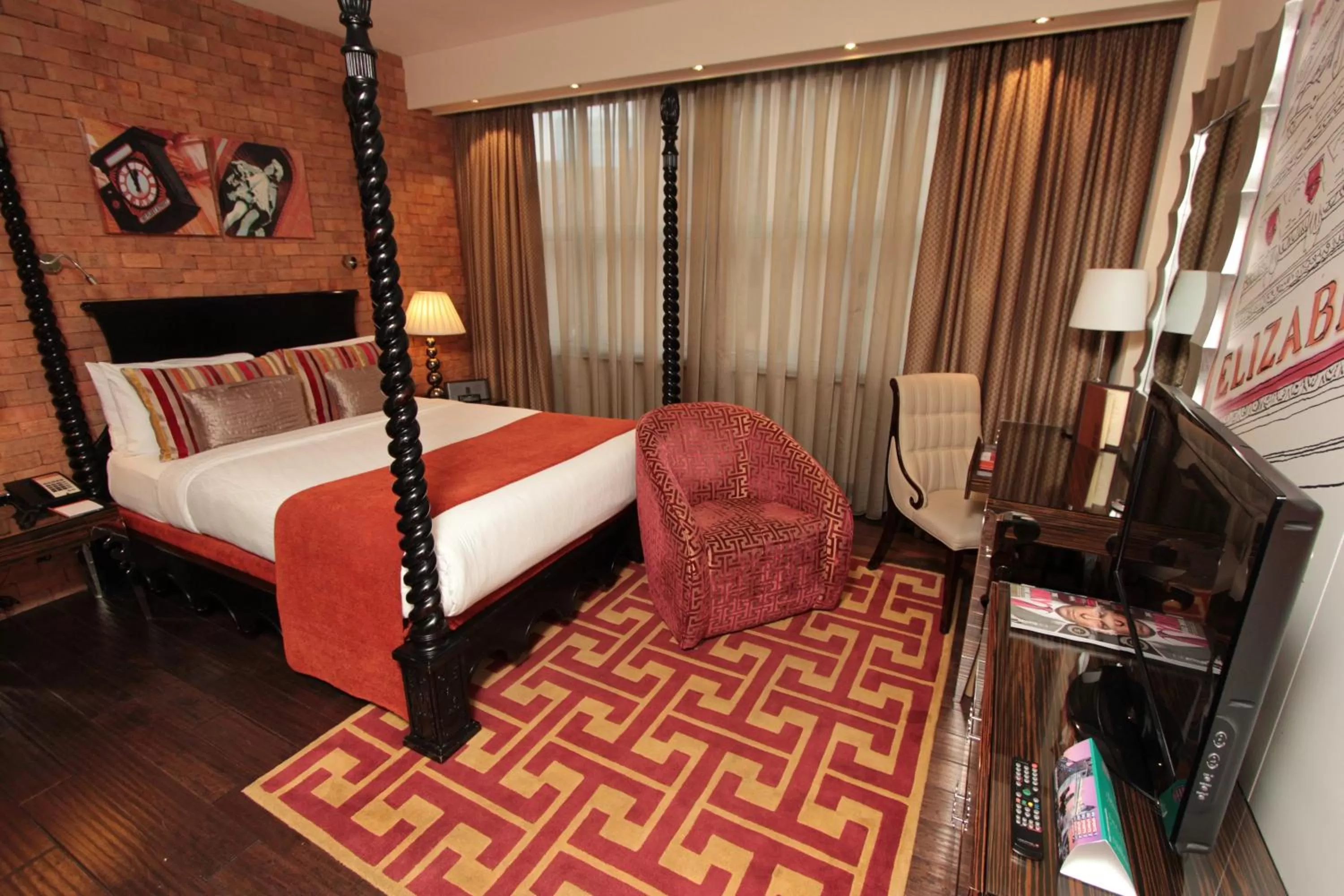 Photo of the whole room, Bed in Hotel Indigo London Tower Hill by IHG