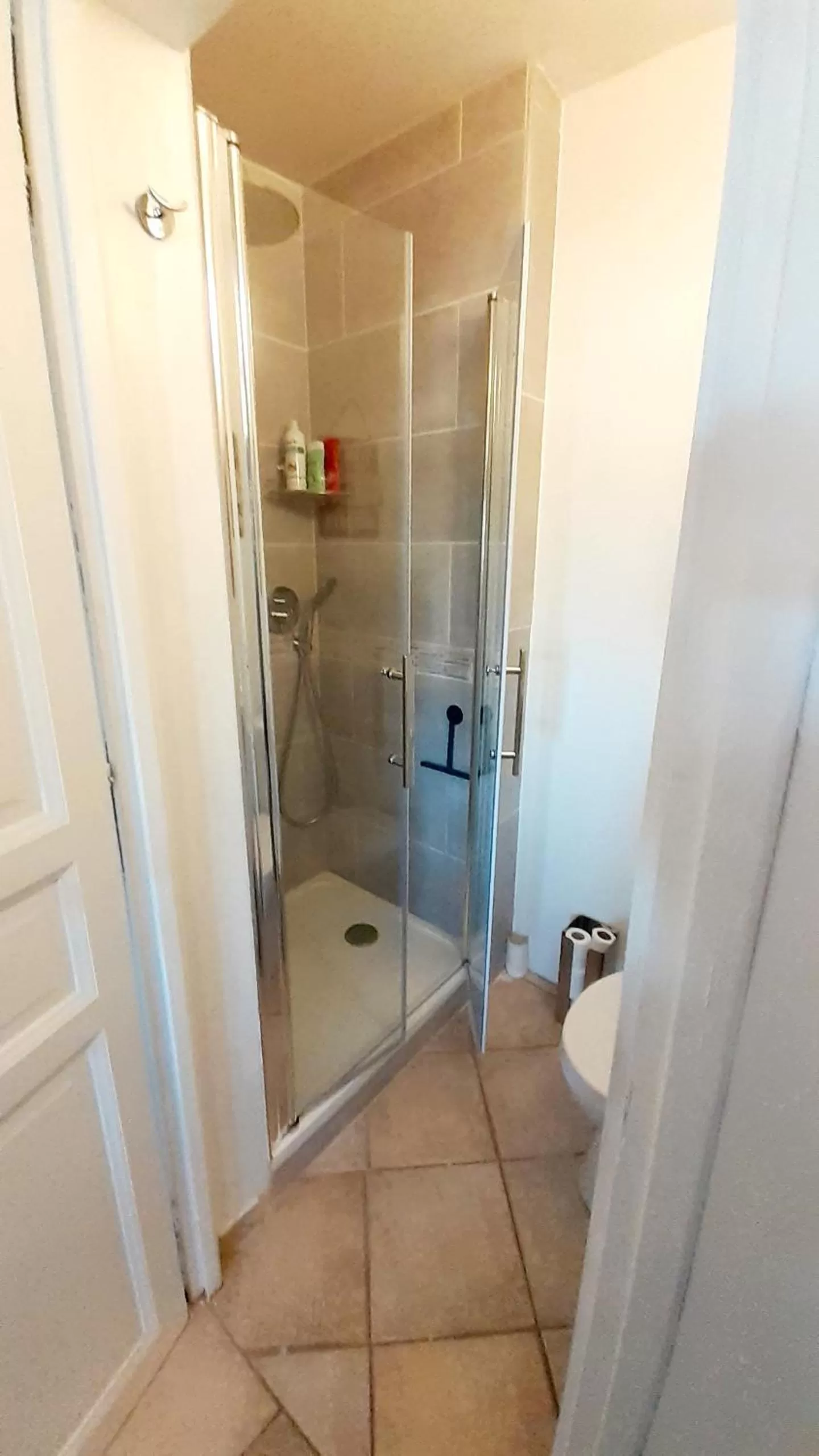 Bathroom in A l'Ombre des Amandiers Chambres d'hôtes