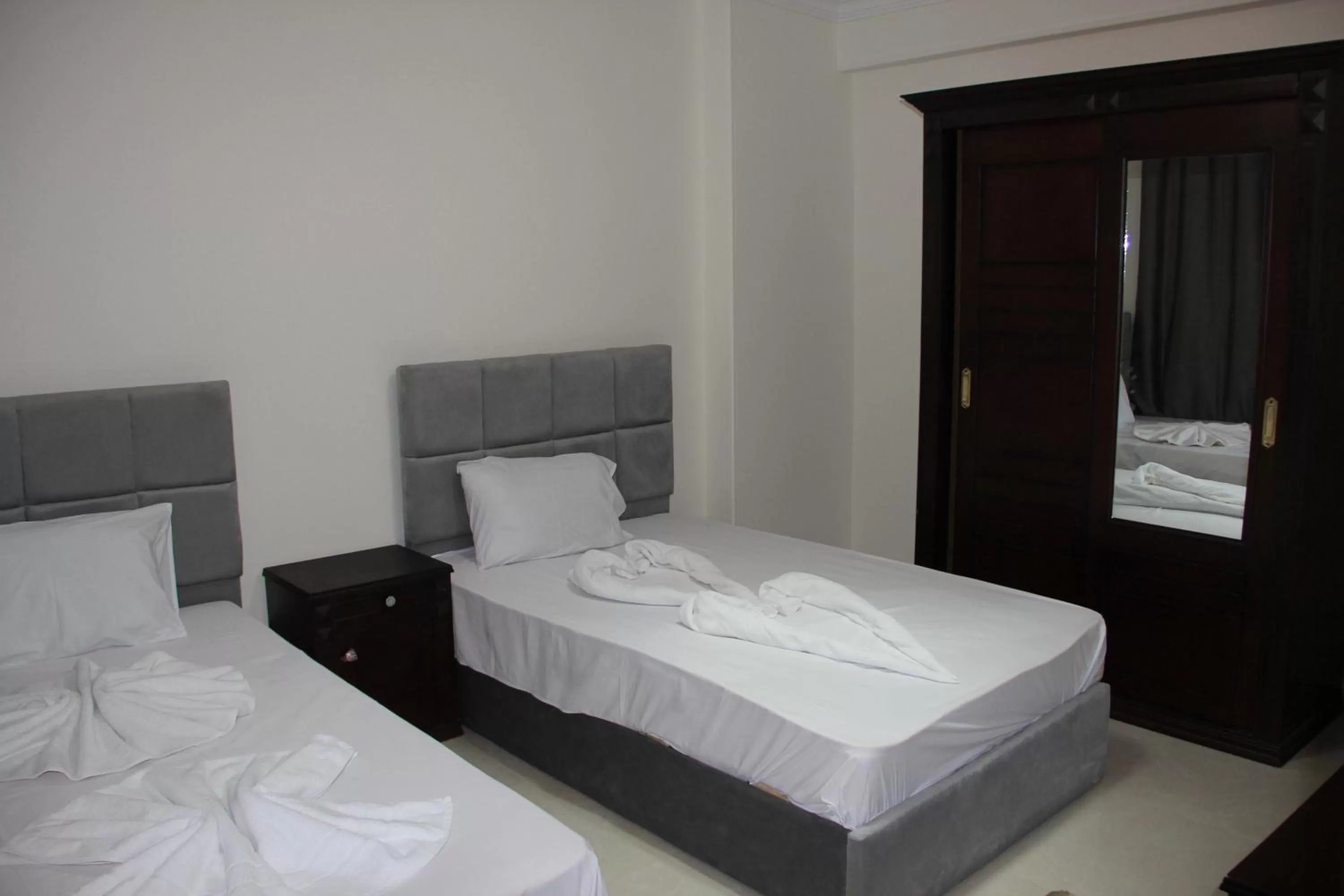 wardrobe, Bed in Gardenia Inn Hotel