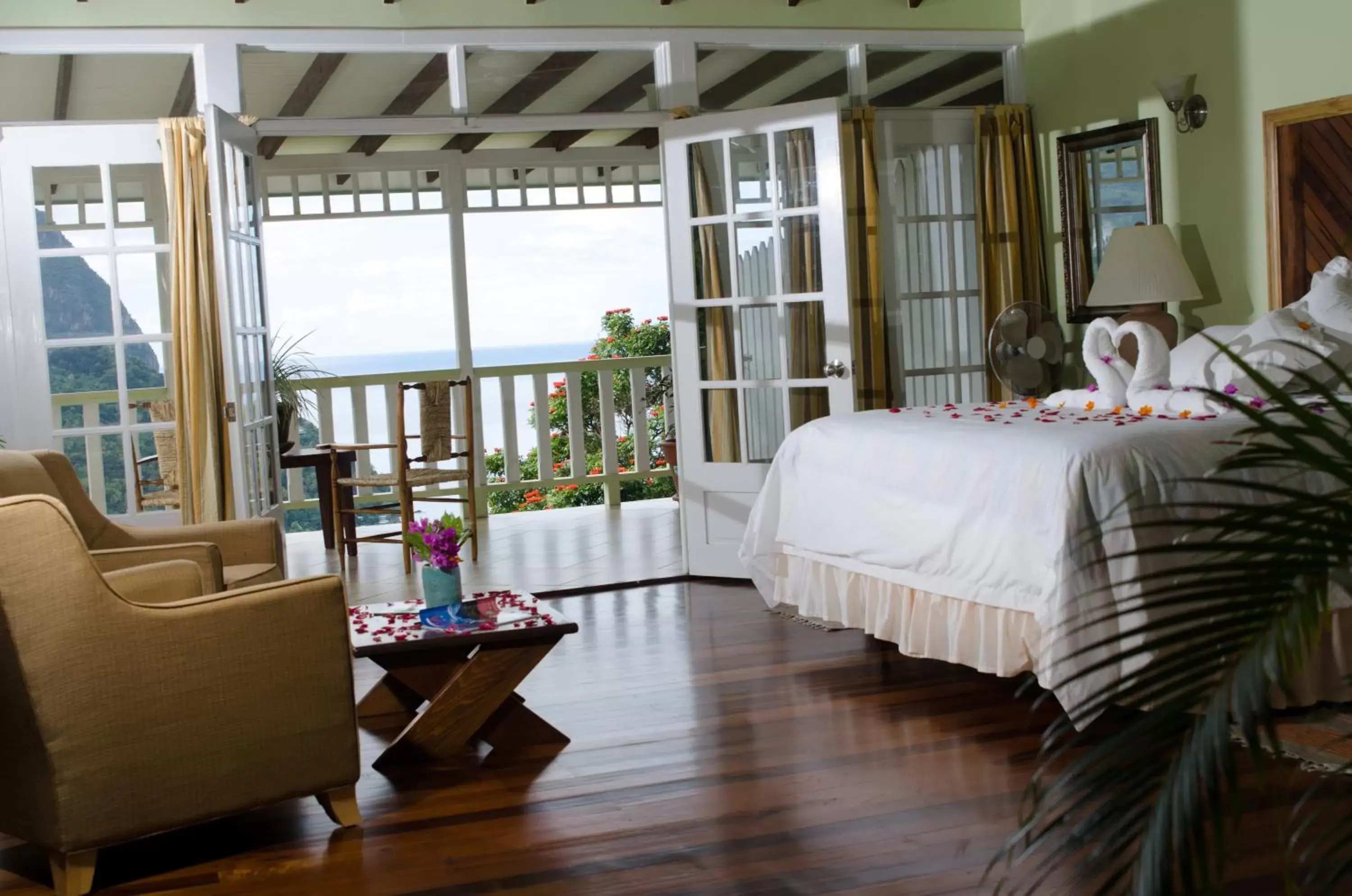 Luxury King Room in La Haut Resort Luxury King Room in La Haut Resort