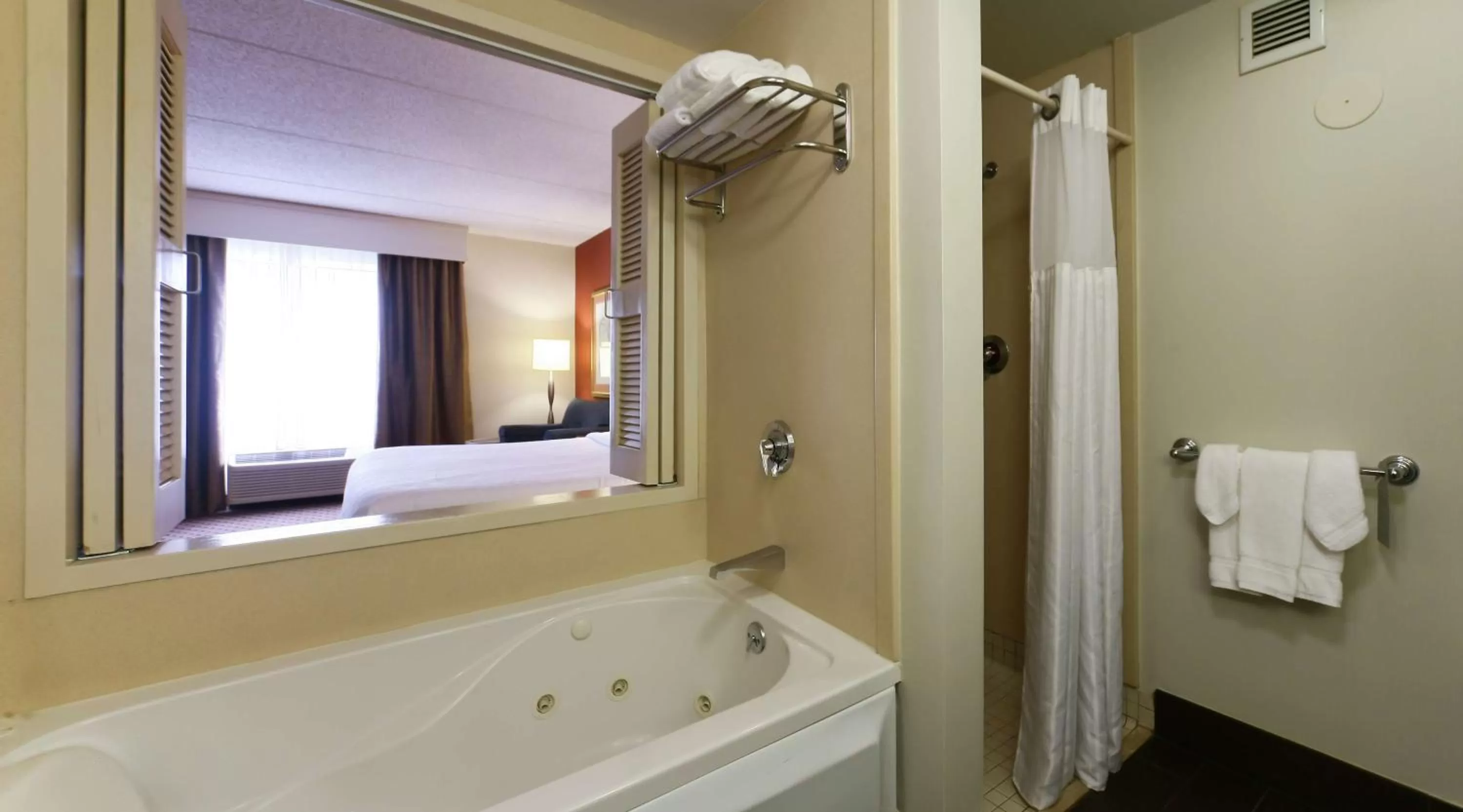 Bathroom, Bed in Hilton Garden Inn Secaucus/Meadowlands