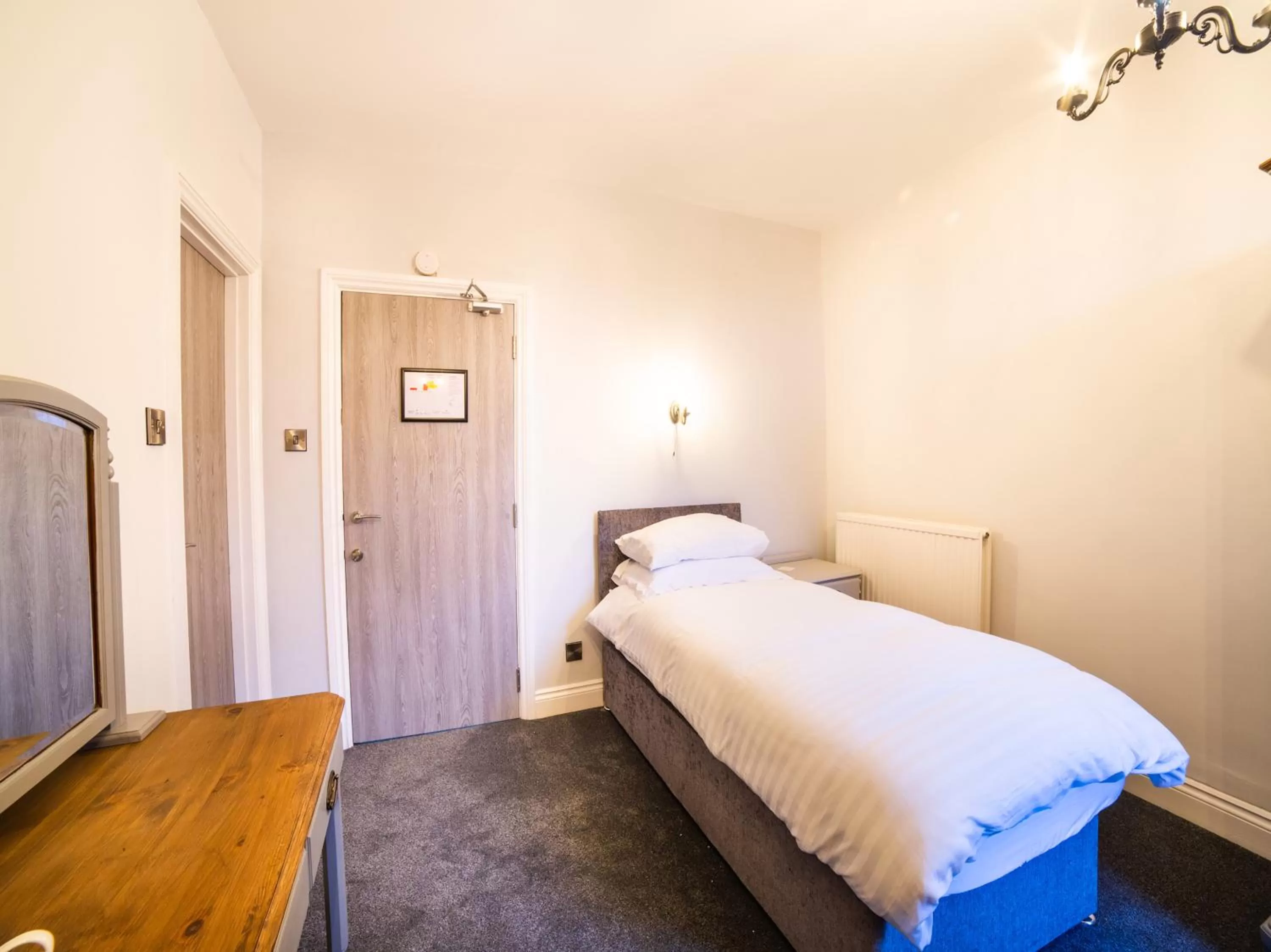 Bedroom, Bed in Churchill's Hotel