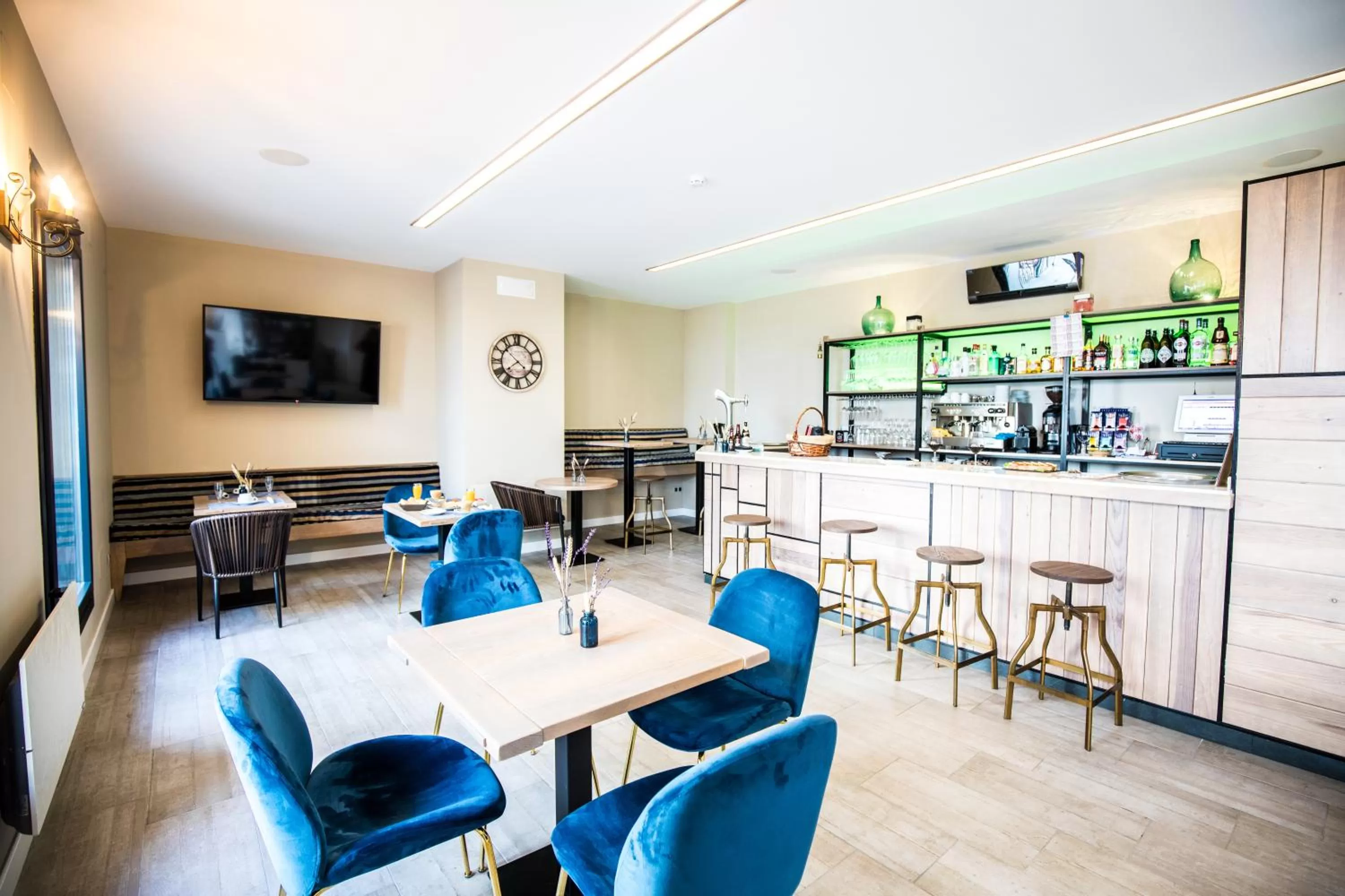 Restaurant/Places to Eat in The Rock Suites & Spa