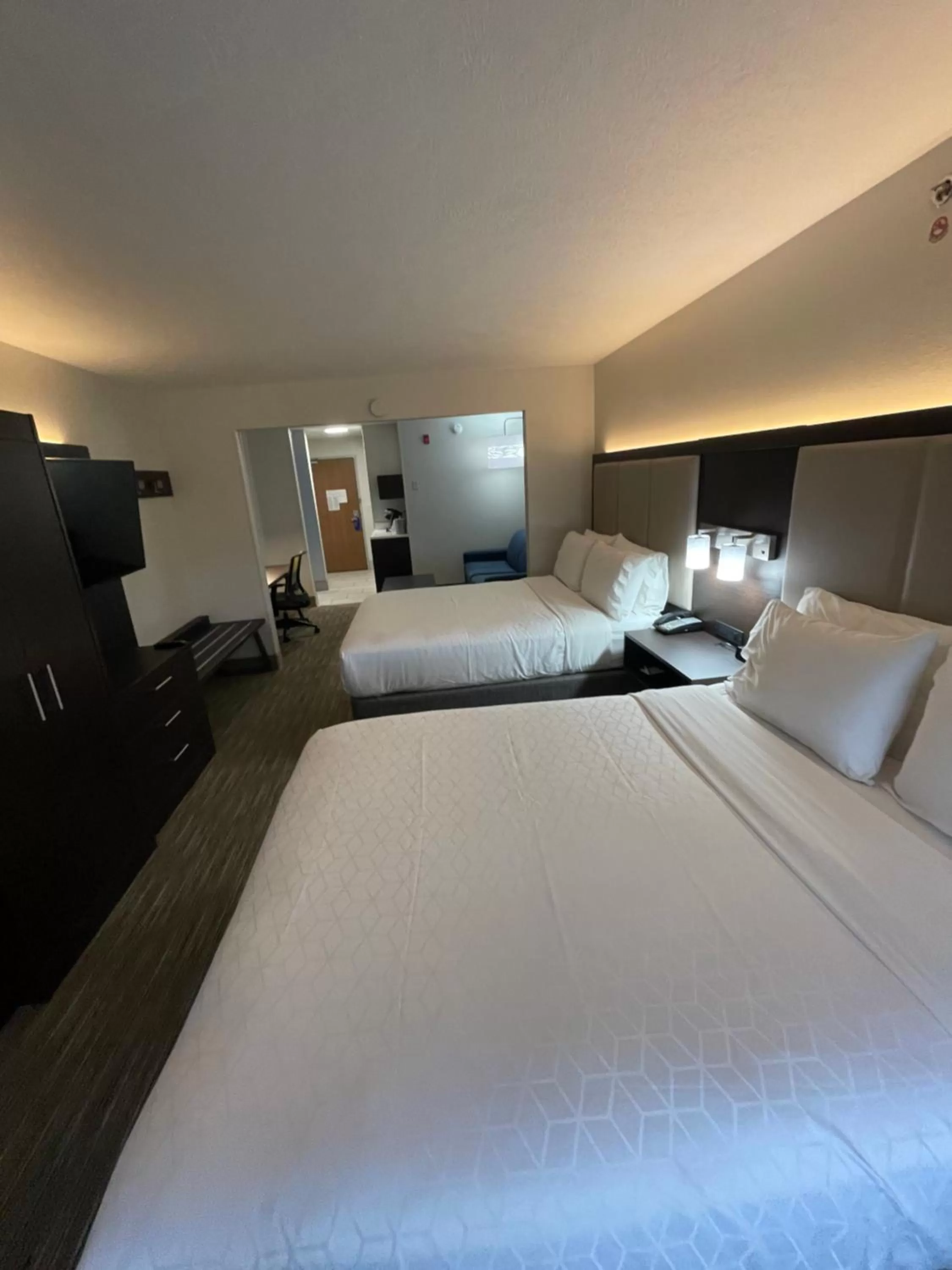 Bed in Holiday Inn Express Hotel & Suites Las Vegas NM by IHG
