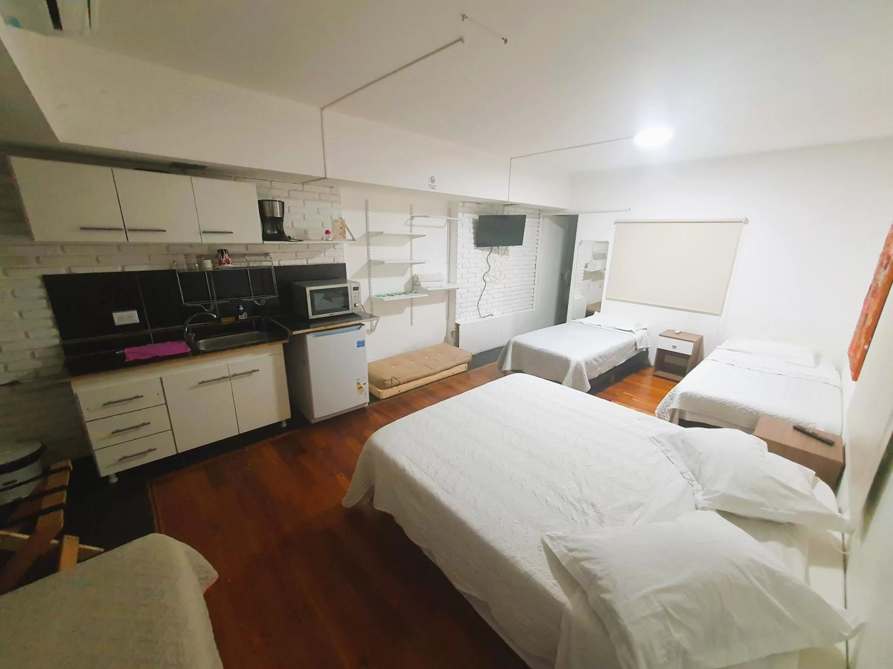 Bed, Kitchen/Kitchenette in Habitaciones en Casa con piscina en Palermo Soho!