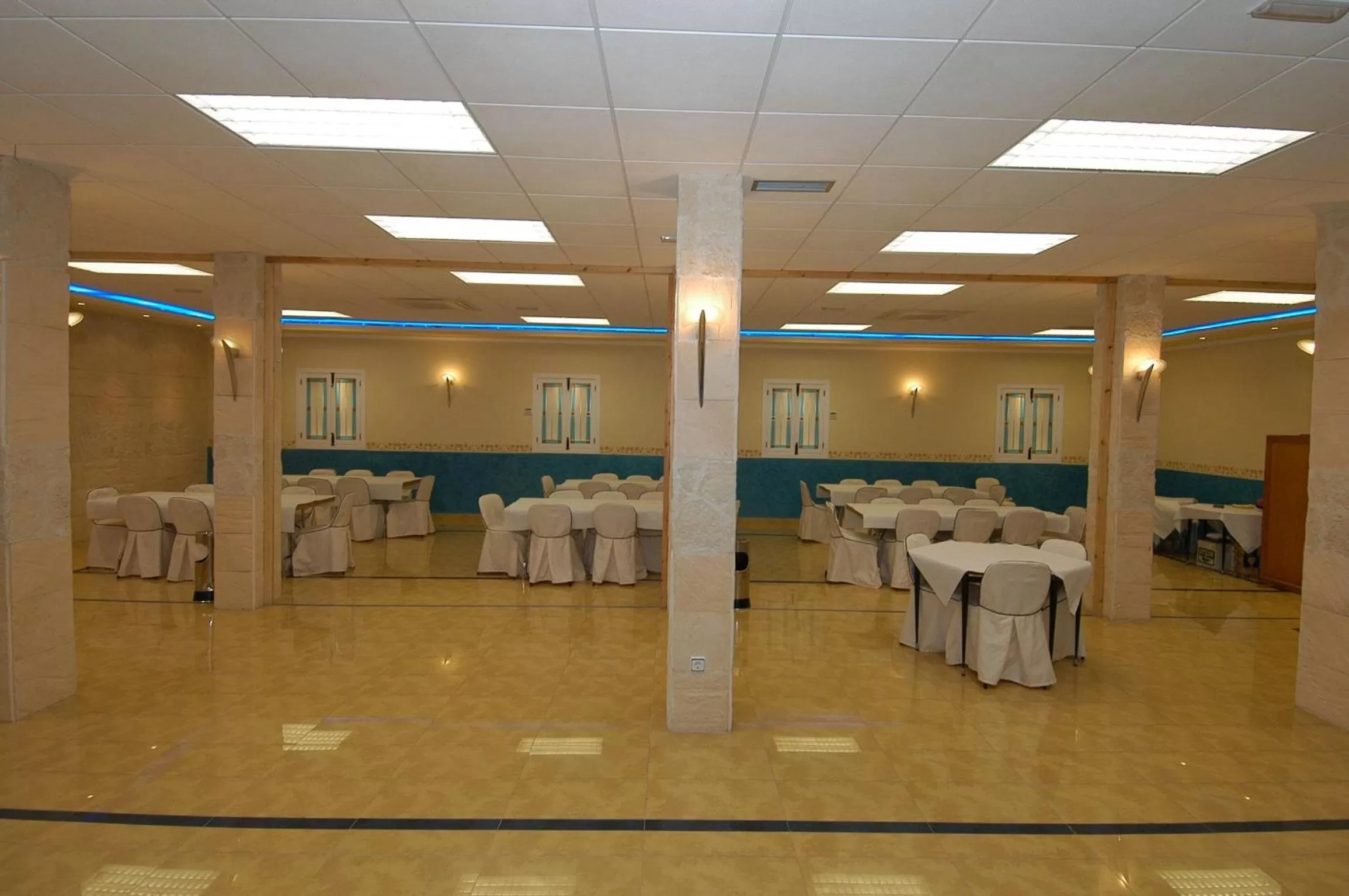 Restaurant/places to eat in Hotel Corregidor