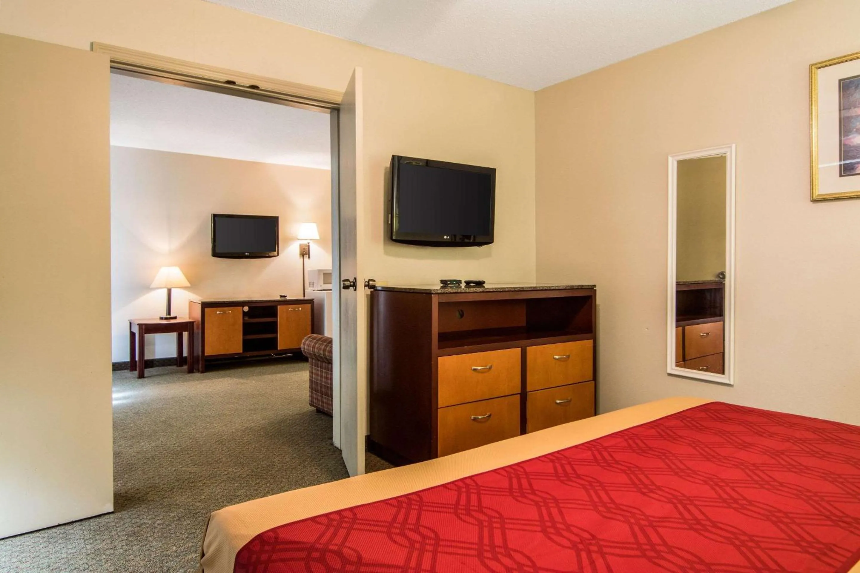 Photo of the whole room, Bed in Econo Lodge Inn & Suites Conference Center Dublin