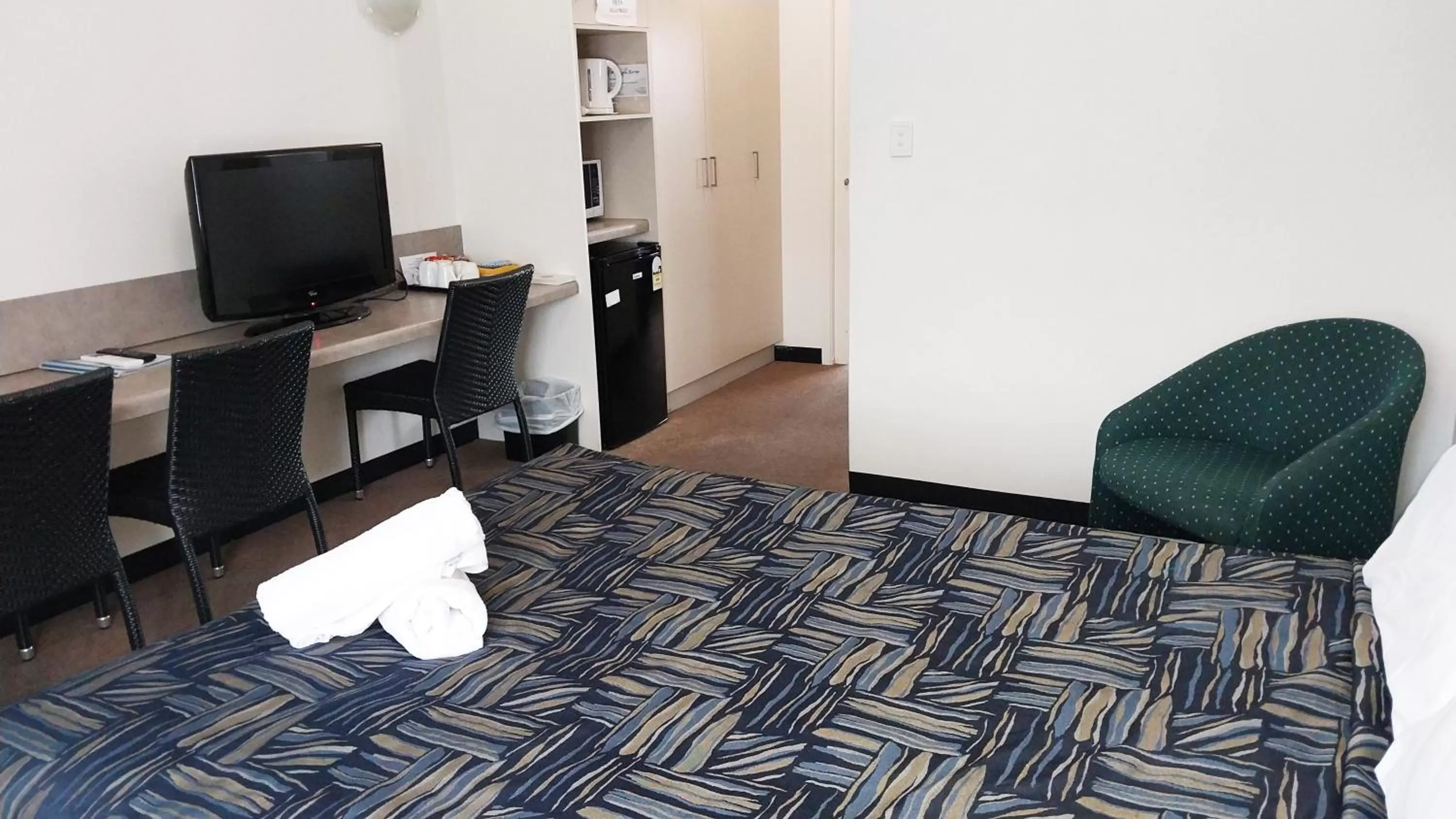 Bedroom, Bed in Miners Lodge Motor Inn