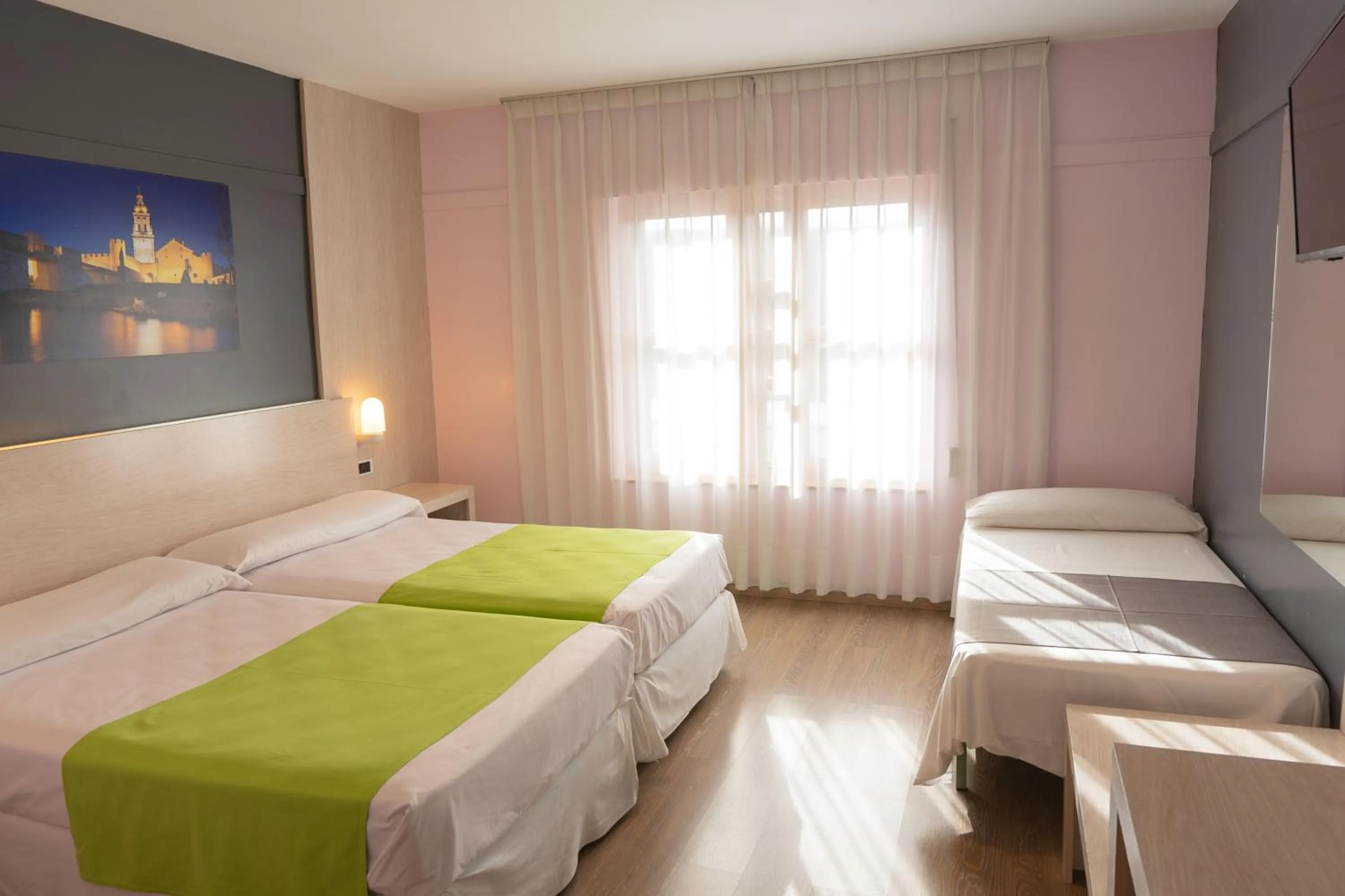 Bedroom, Bed in Hotel Spa Rio Ucero