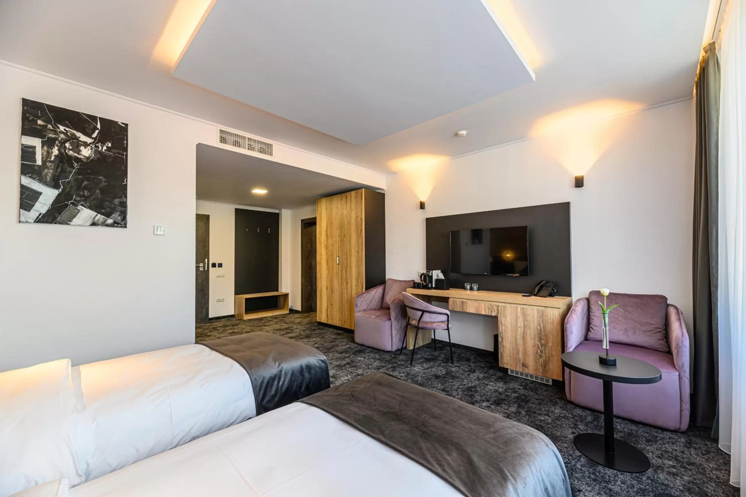 Communal lounge/ TV room, Bed in B THE HOTEL