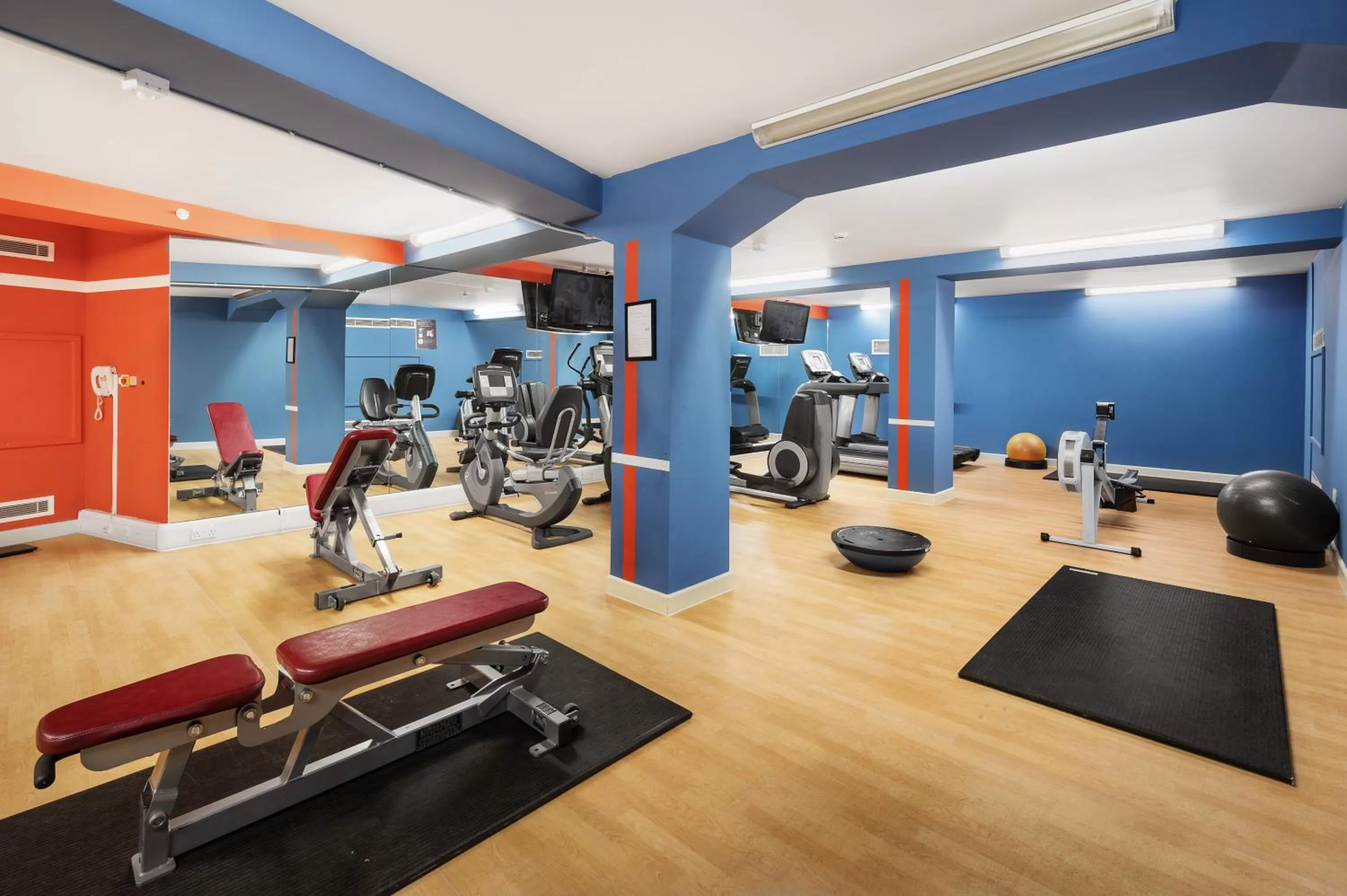 Fitness centre/facilities in Courtyard by Marriott London Gatwick Airport