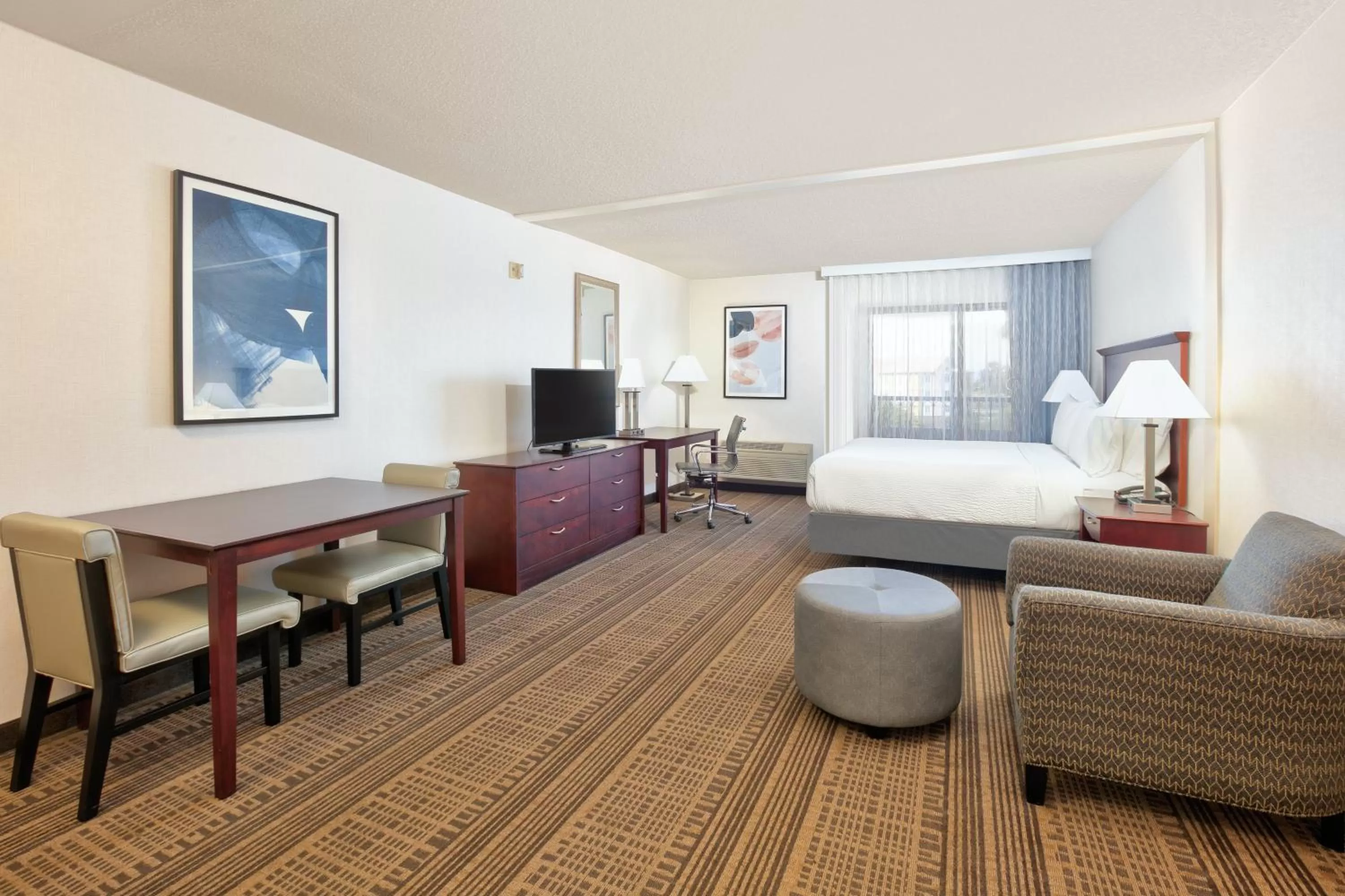 Photo of the whole room, Bed in Holiday Inn & Suites Santa Maria by IHG