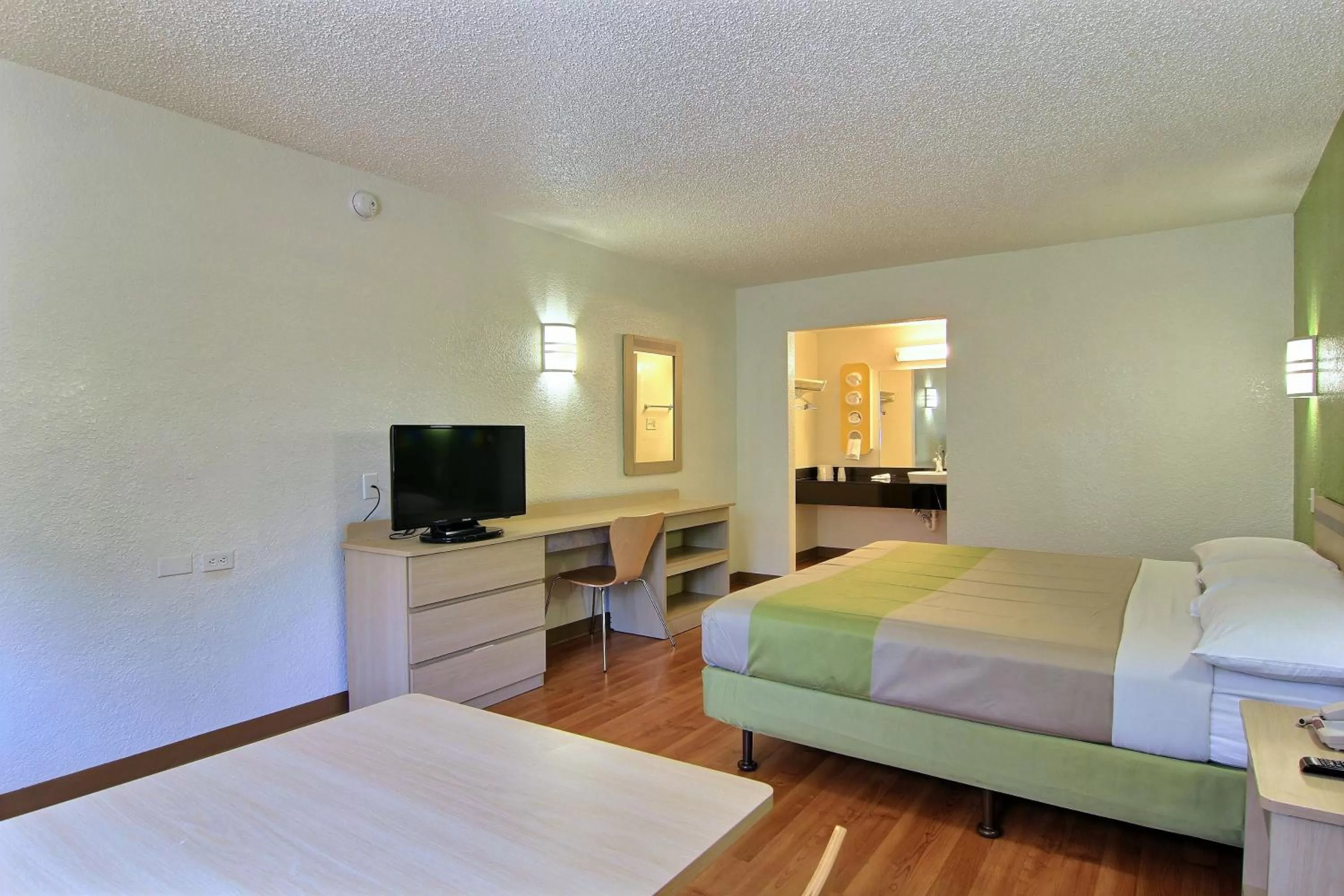 Bedroom, Bed in Motel 6 Austin, TX - Central Downtown UT