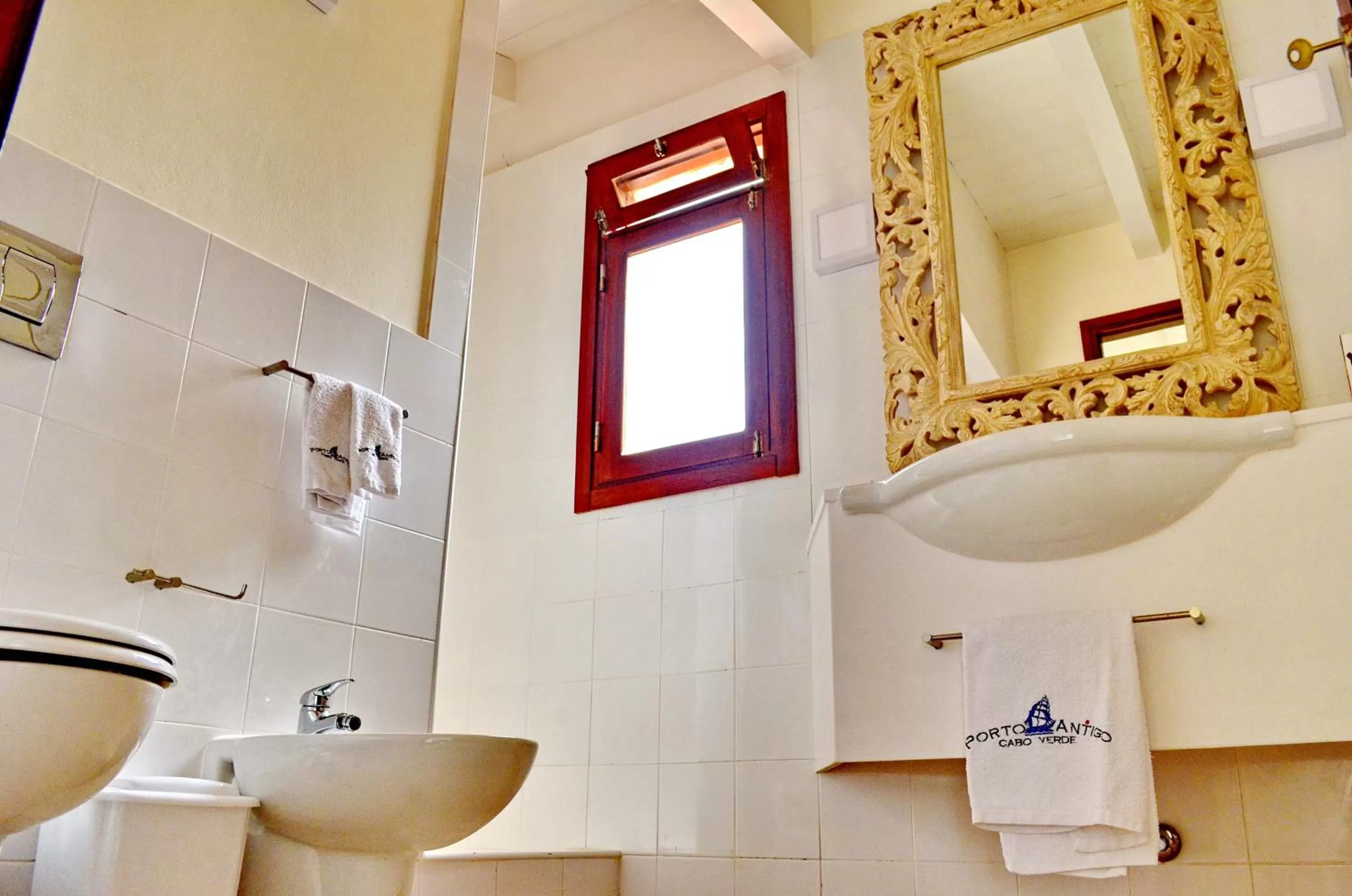 Shower, Bathroom in Porto Antigo Hotel BB