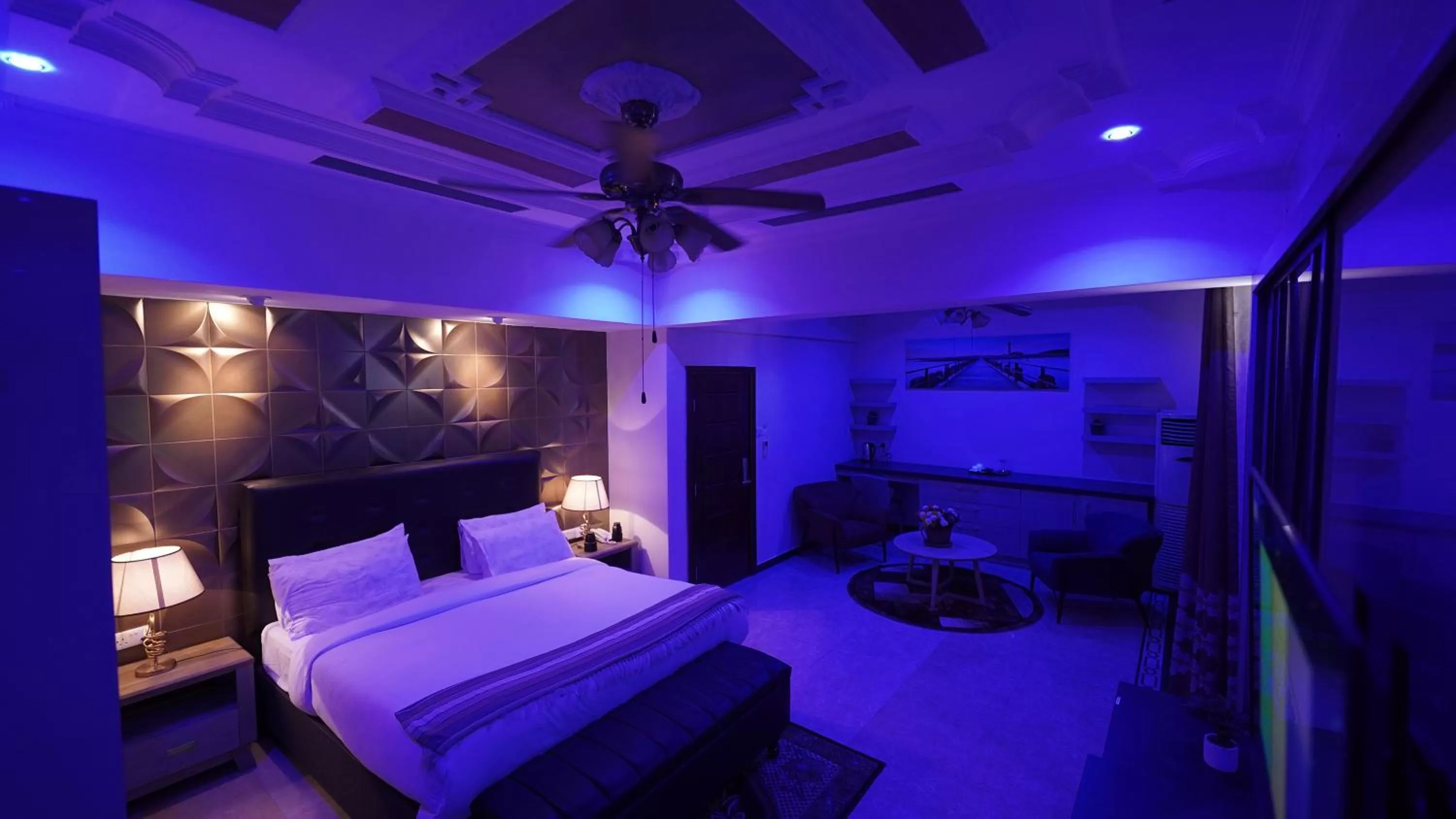 Photo of the whole room, Bed in Lantana Hotel