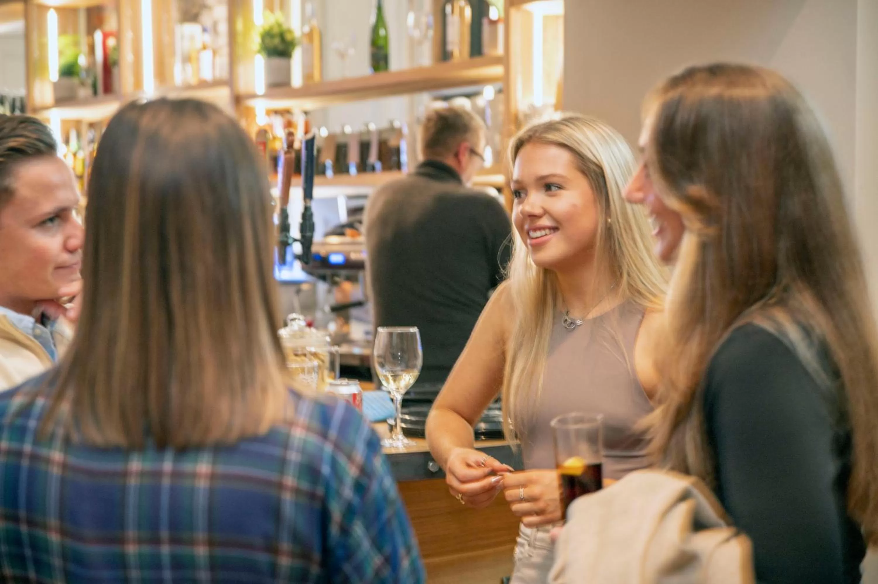 Lounge or bar in The Woodside