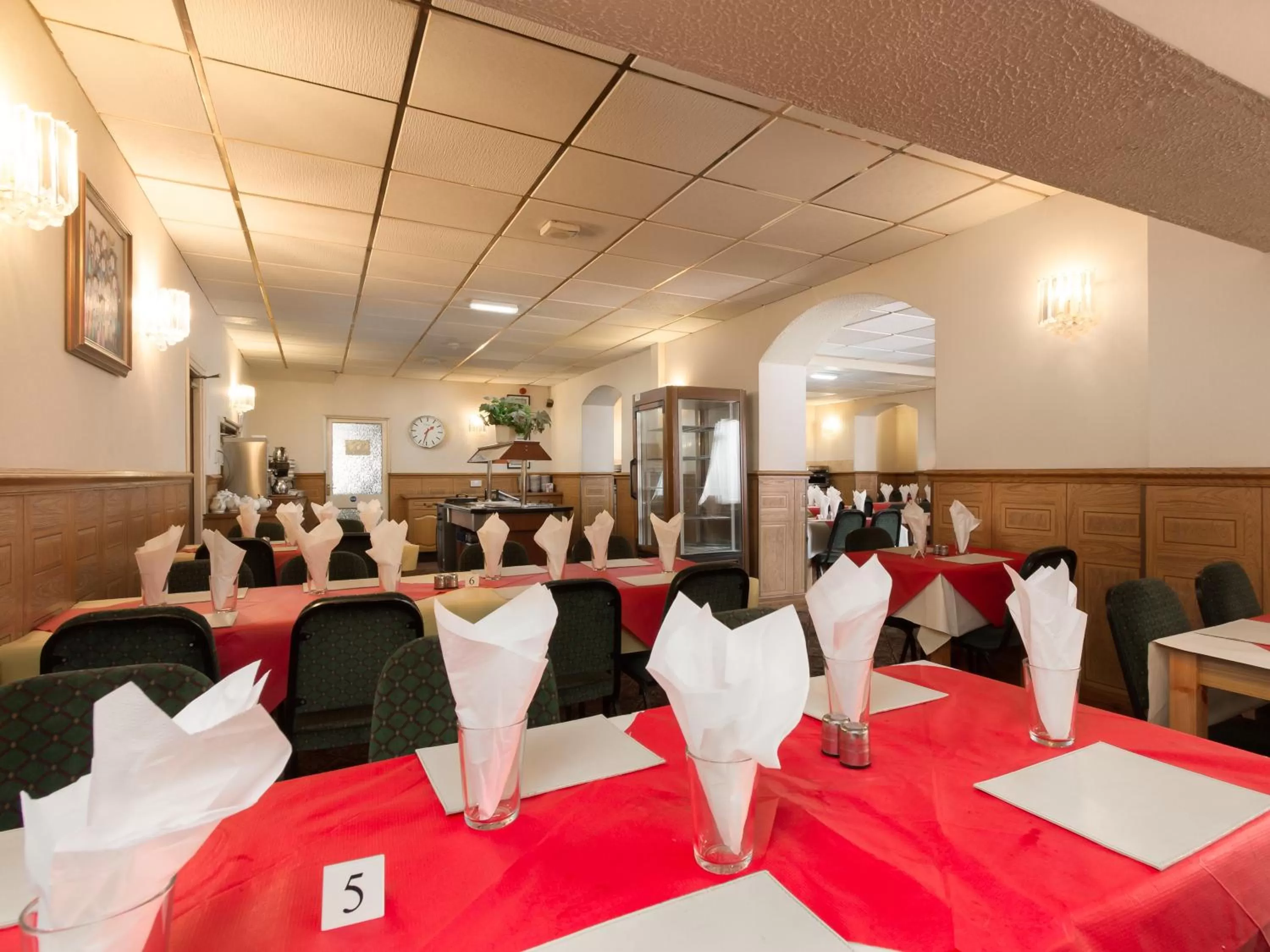 Dining area in Oak Lea Hotel