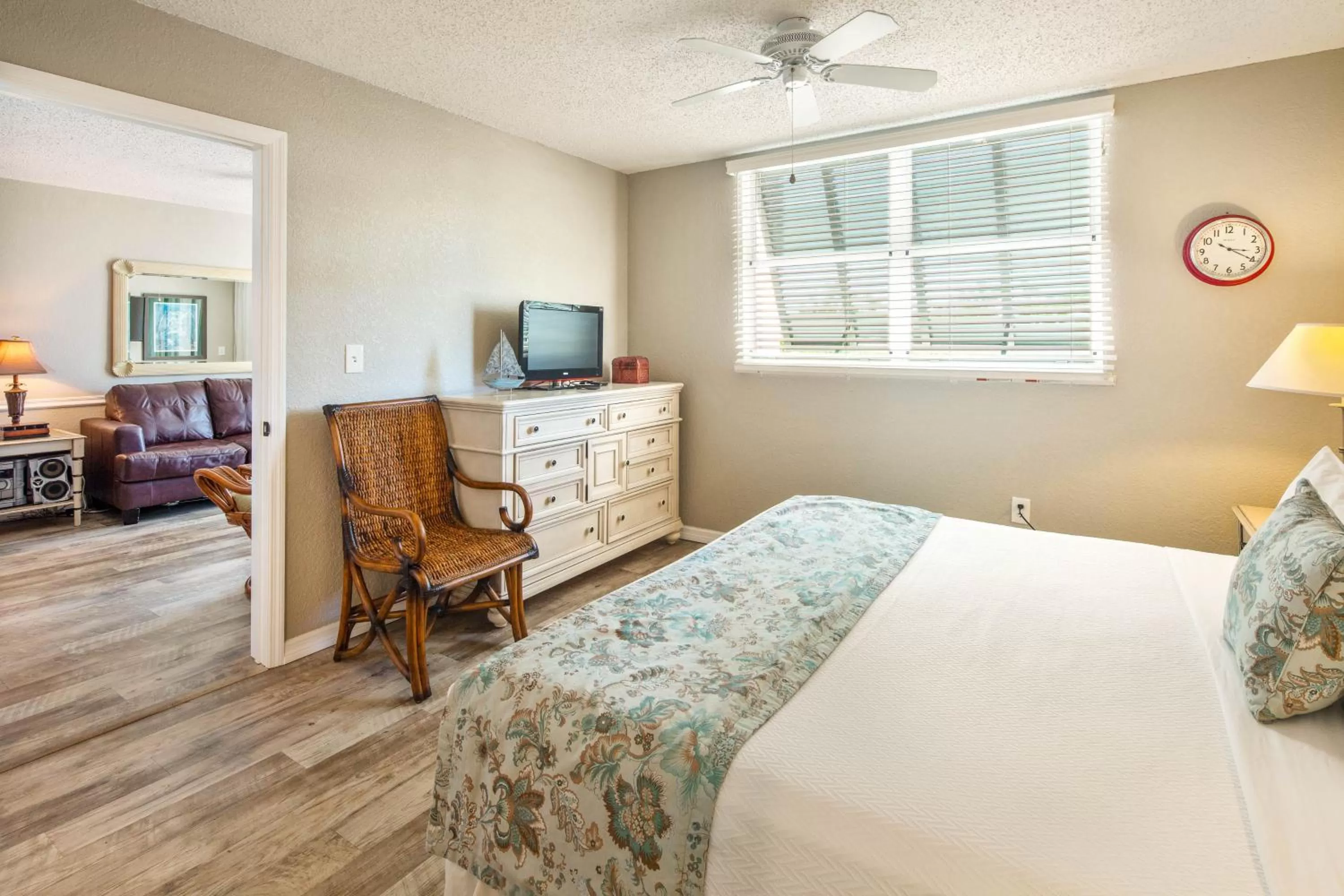 Bed in Sunrise Suites Tahiti Suite #104