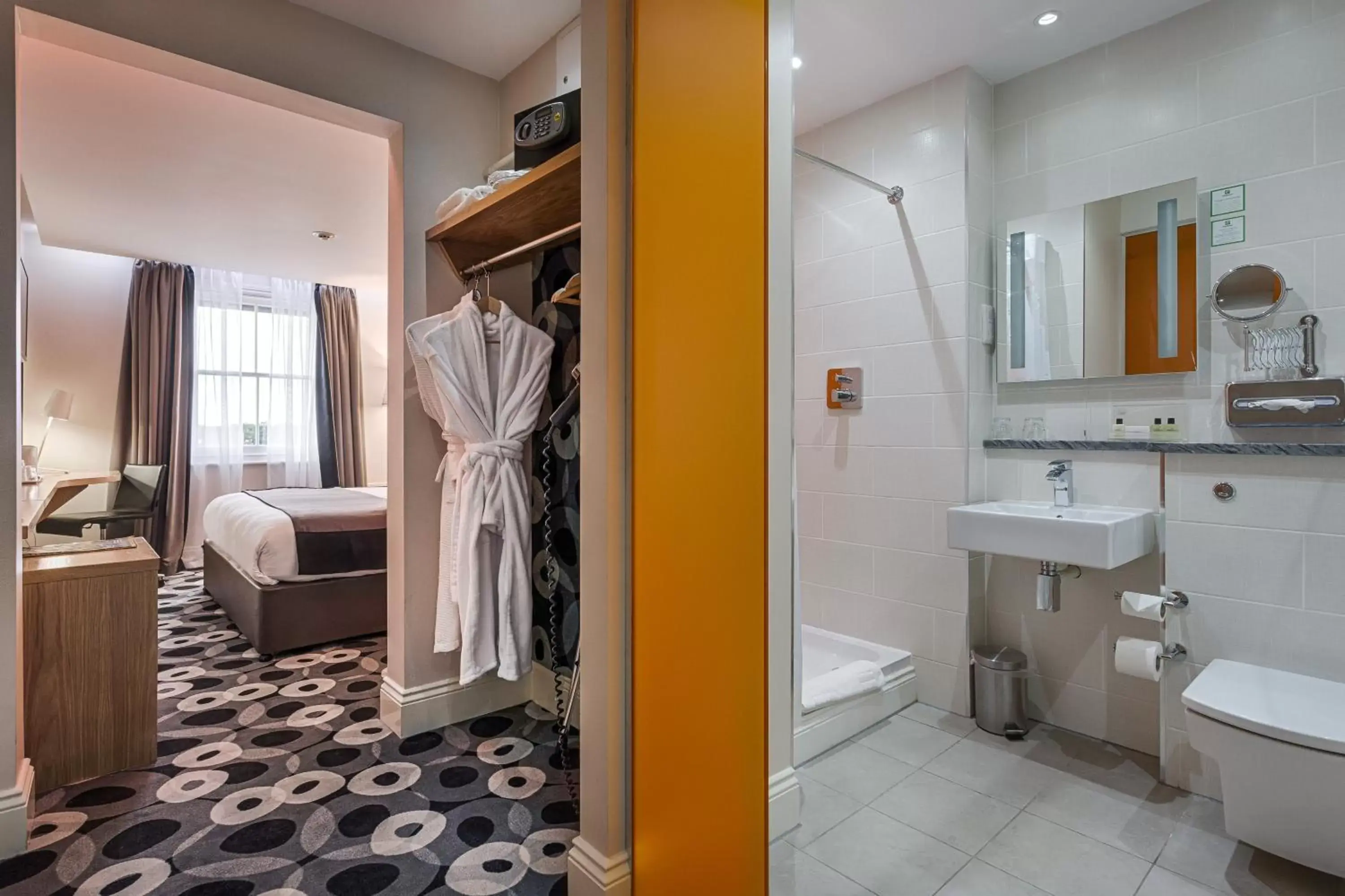 Executive Double Room Non-Smoking in Holiday Inn Sittingbourne, an IHG Hotel Executive Double Room Non-Smoking in Holiday Inn Sittingbourne, an IHG Hotel